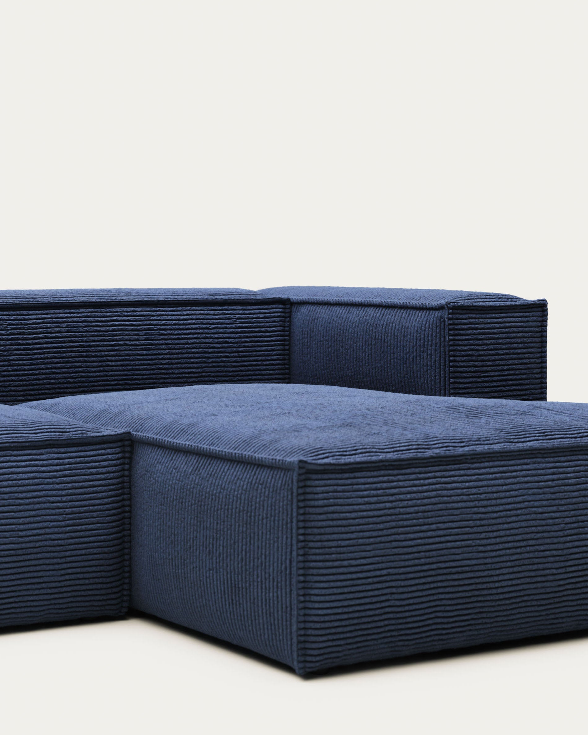 4-Sitzer-Sofa Blok mit Chaiselongue rechts, schwer entflammbar mit dickem, blauem Cord, 330 cm, FSC Mix Credit in Blau präsentiert im Onlineshop von KAQTU Design AG. 4er Sofa ist von Kave Home