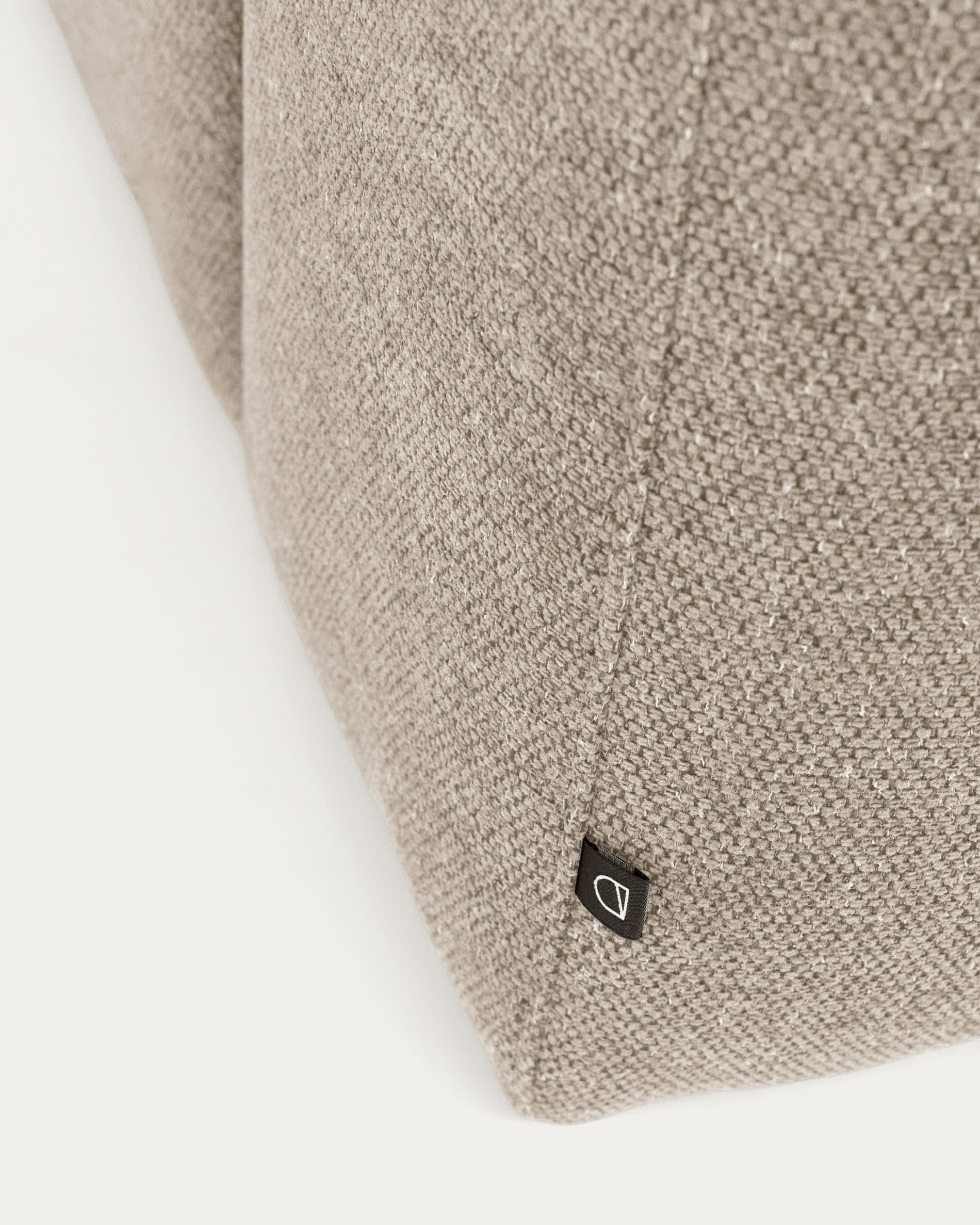 Beige 2-Sitzer-Sofa Blok mit rechter Chaiselongue, 240 cm von Kave Home. Elegantes, pflegeleichtes Design aus FSC-zertifiziertem Holz für nachhaltigen Komfort.