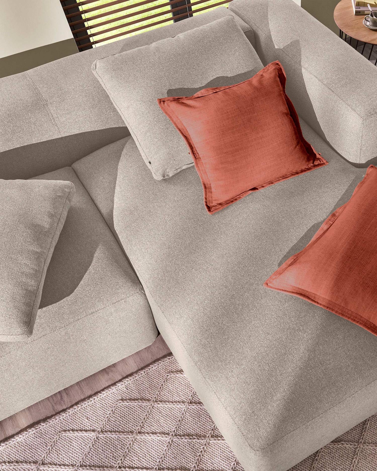 Modernes 2-Sitzer-Sofa mit rechter Chaiselongue, beige, 240 cm, FSC-zertifiziert, von Kave Home. Komfort und Design vereint.