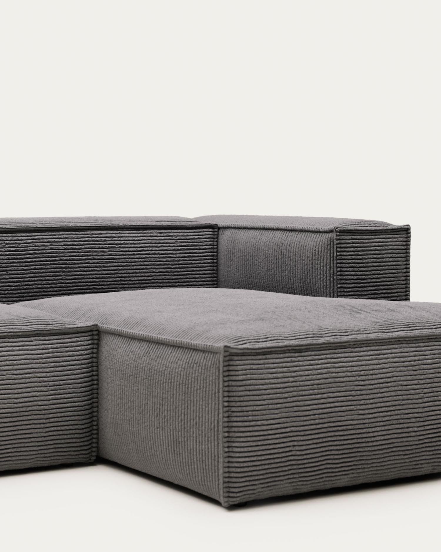 Elegantes 2-Sitzer-Sofa mit rechter Chaiselongue, breitem grauem Cord, 240 cm, umweltfreundlich und stilvoll von Kave Home.
