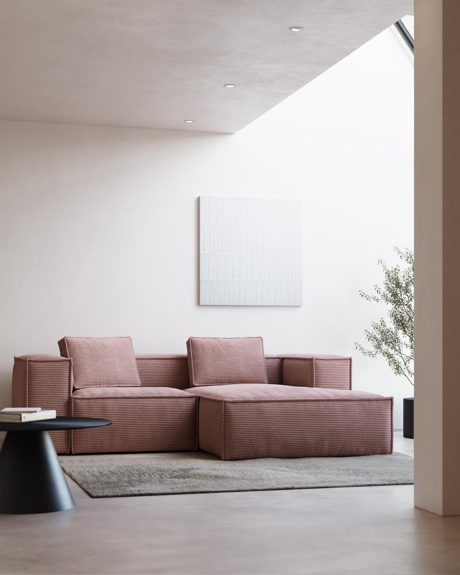 Stylisches Blok 2-Sitzer-Sofa mit rechter Chaiselongue in breitem rosa Cord, 240 cm – ideal für Komfort und modernes Wohnen.