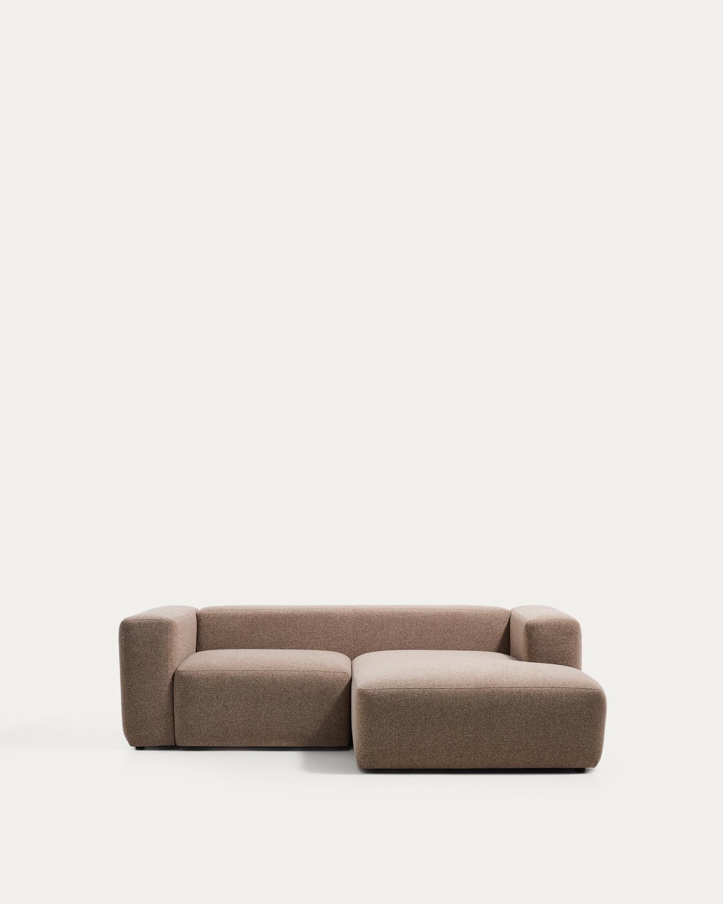 2-Sitzer-Sofa Blok mit Chaiselongue rechts in brauner Chenille, 240 cm, FSC Mix Credit in Taupe präsentiert im Onlineshop von KAQTU Design AG. L-Sofa rechts ist von Kave Home