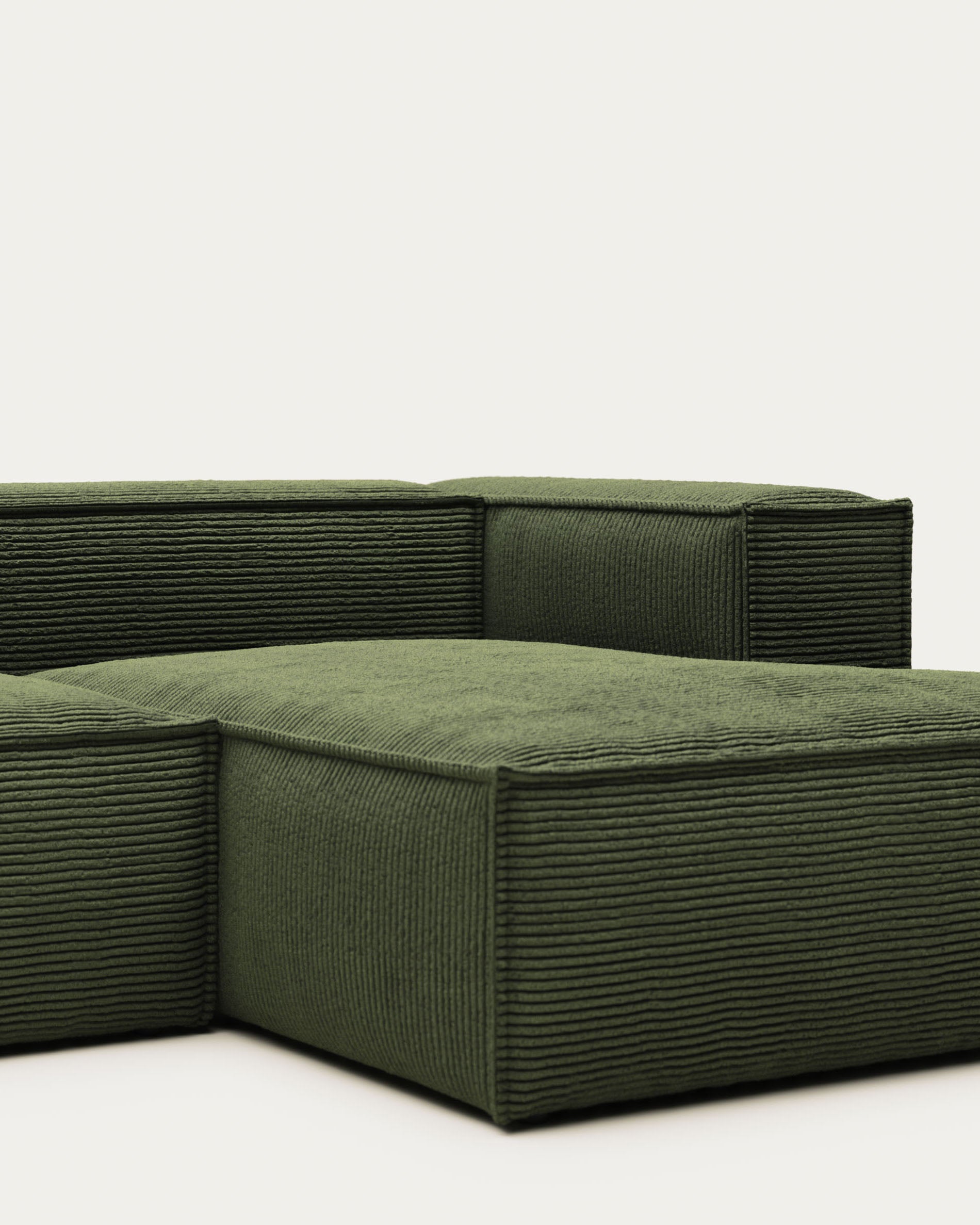 2-Sitzer-Sofa Blok mit Chaiselongue rechts, schwer entflammbar mit dickem, grünen Cord, 240 cm, FSC Mix Credit in Grün präsentiert im Onlineshop von KAQTU Design AG. 2er Sofa ist von Kave Home