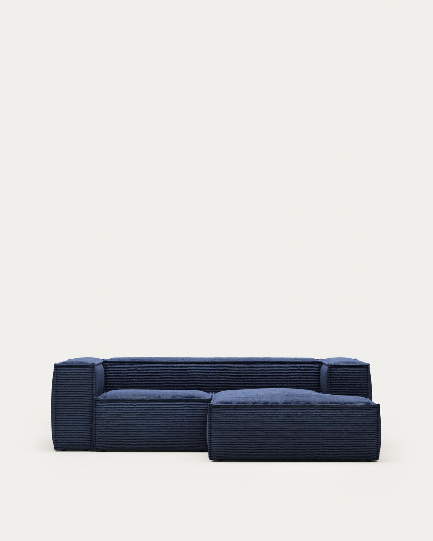 Blok 2-Sitzer-Sofa mit Chaiselongue rechts breiter Cord dunkelblau 240 cm FR in Blau präsentiert im Onlineshop von KAQTU Design AG. 2er Sofa ist von Kave Home