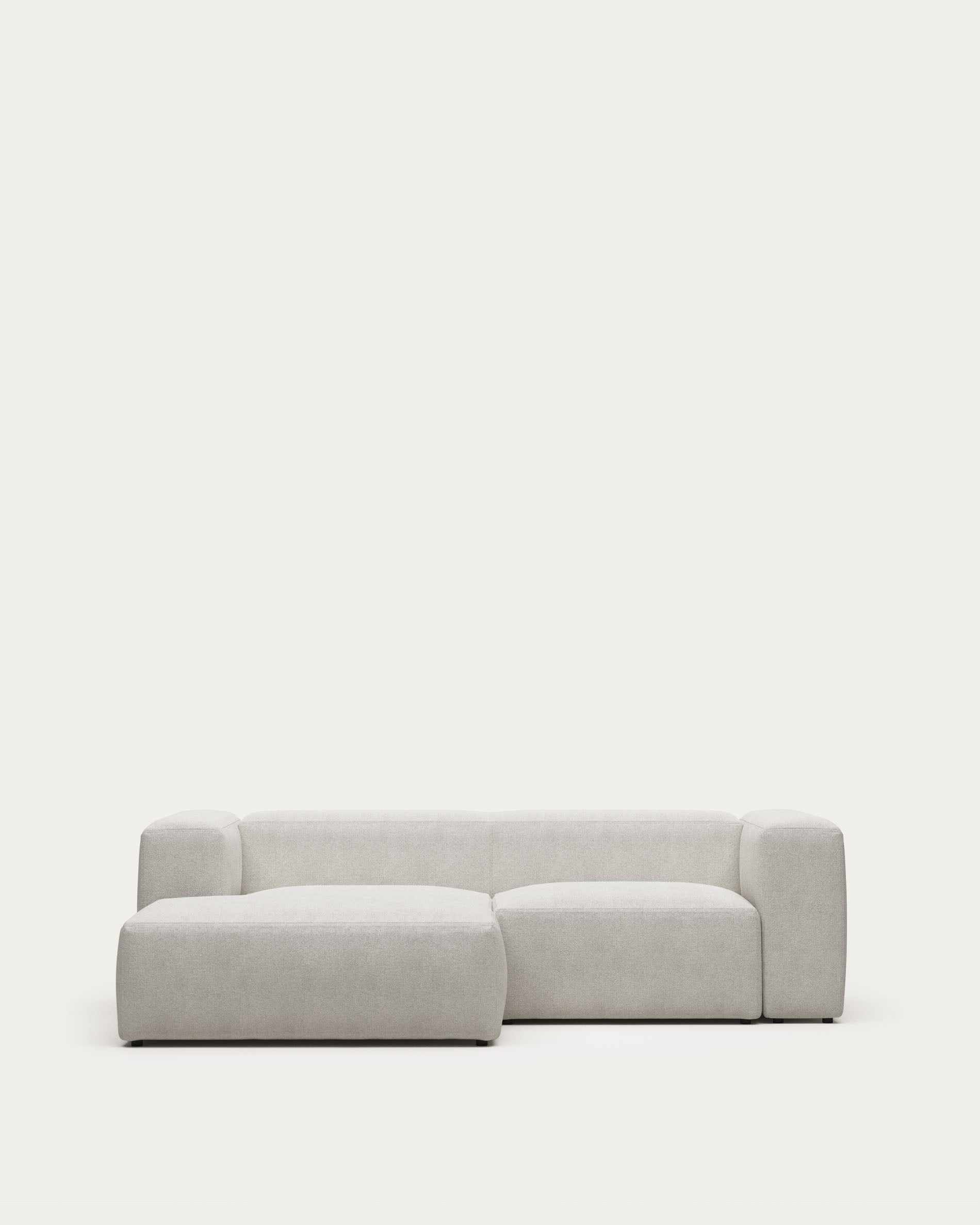 2-Sitzer-Sofa Blok mit Chaiselongue links, schwer entflammbar mit weissem Lammfellimitat, 240 cm, FSC Mix Credit in Grau präsentiert im Onlineshop von KAQTU Design AG. 2er Sofa ist von Kave Home