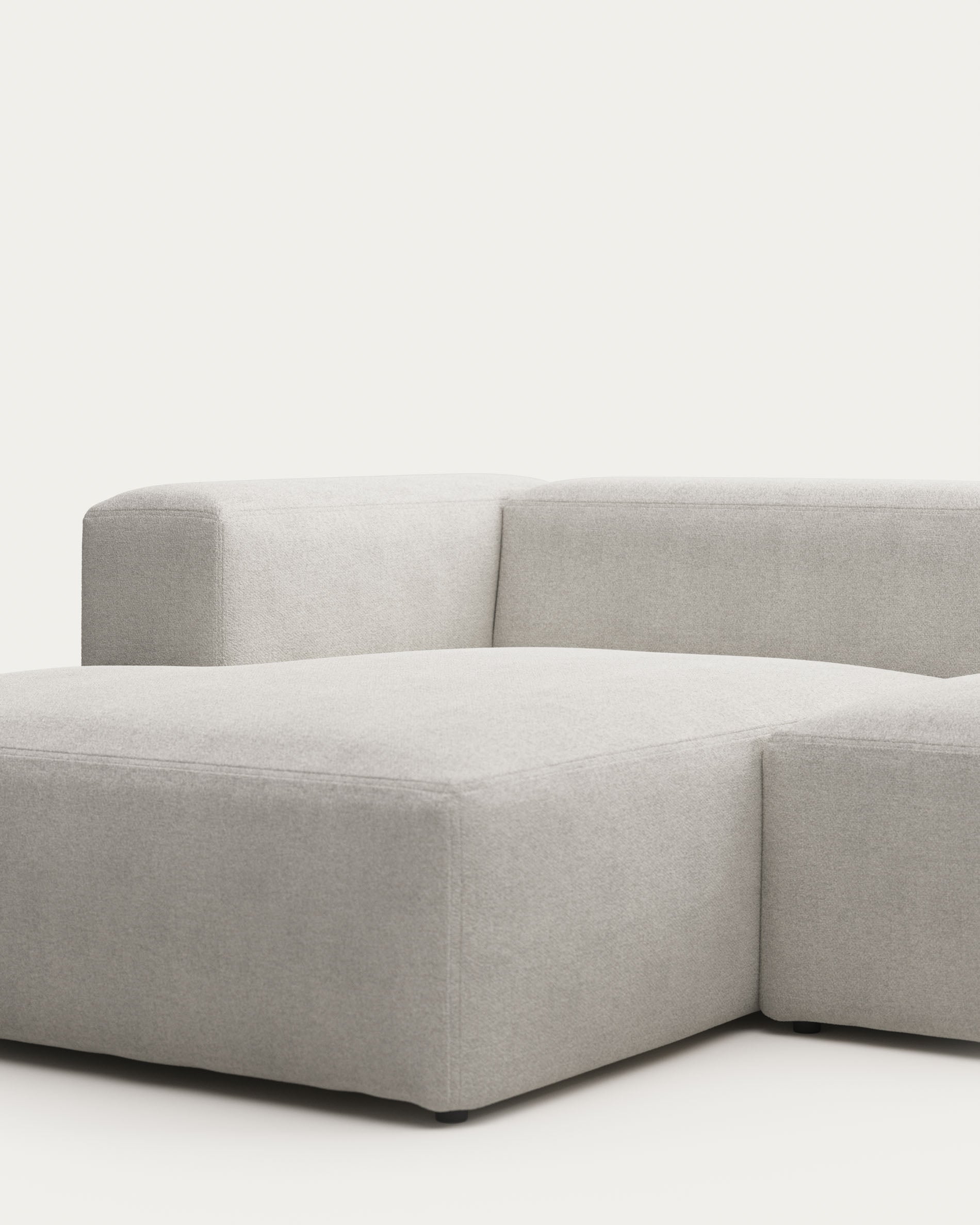 2-Sitzer-Sofa Blok mit Chaiselongue links, schwer entflammbar mit weissem Lammfellimitat, 240 cm, FSC Mix Credit in Grau präsentiert im Onlineshop von KAQTU Design AG. 2er Sofa ist von Kave Home