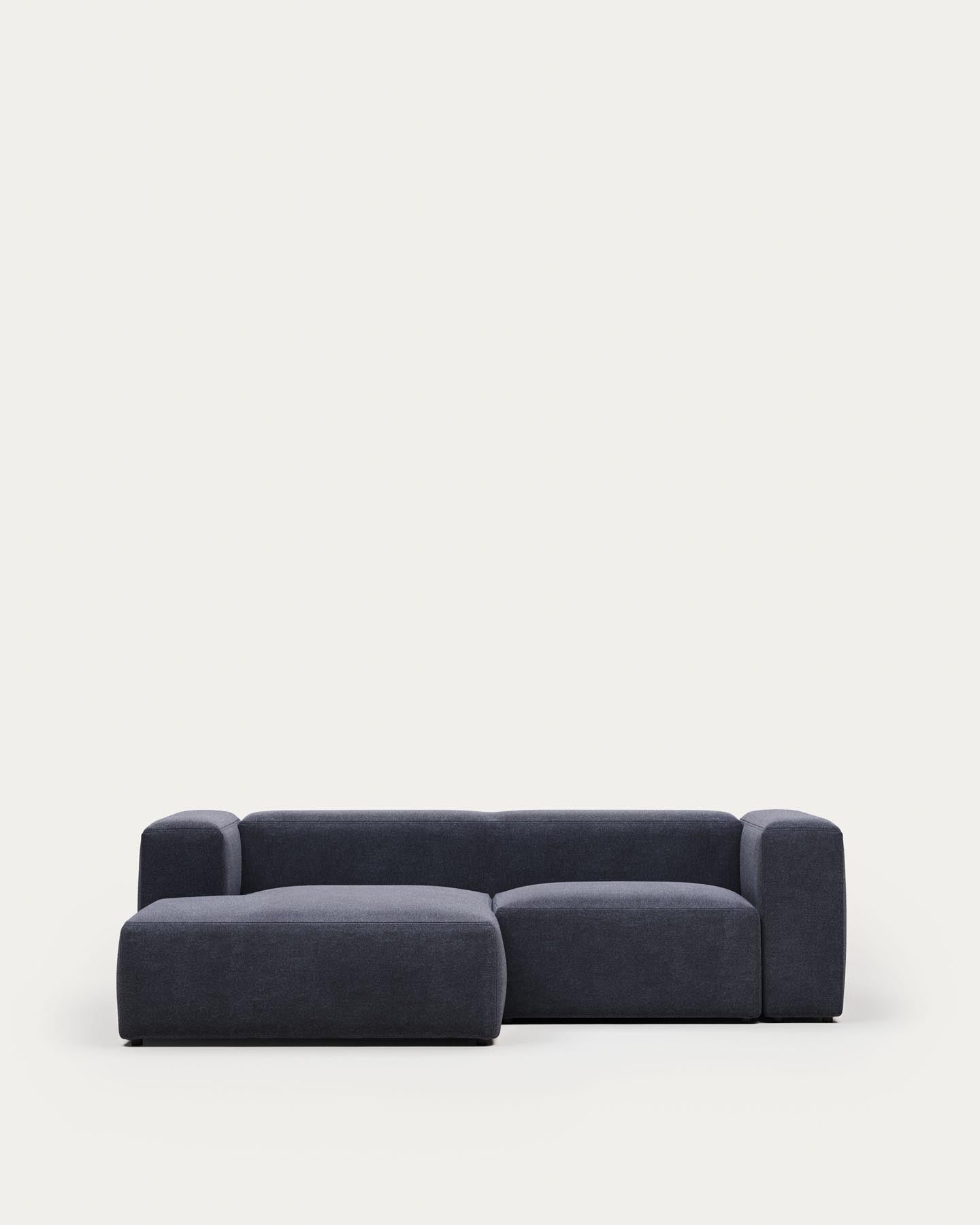2-Sitzer-Sofa Blok mit Chaiselongue links, schwer entflammbar mit blauer Chenille, 240 cm in Blau präsentiert im Onlineshop von KAQTU Design AG. 2er Sofa ist von Kave Home