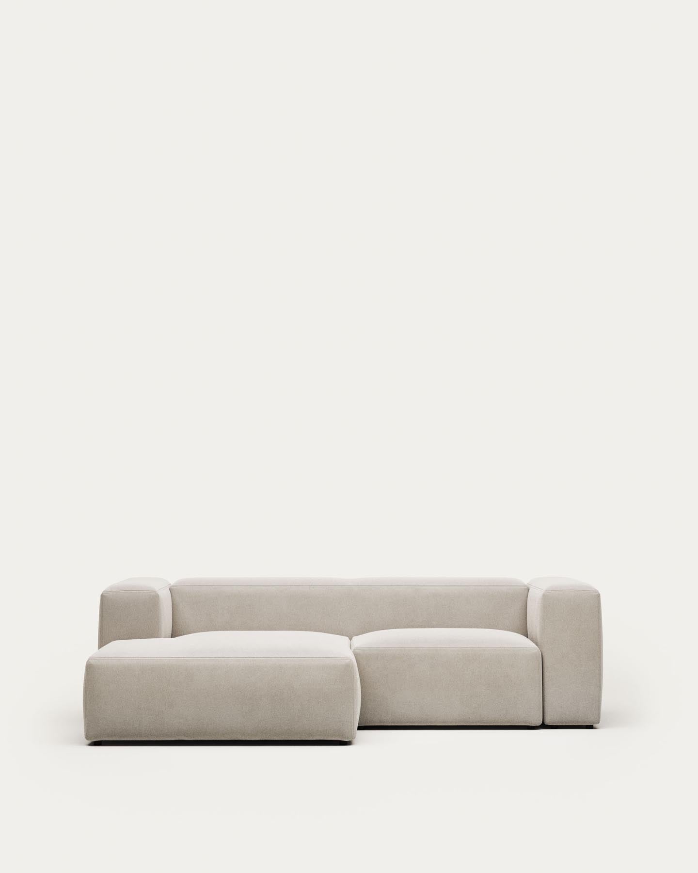 2-Sitzer-Sofa Blok mit Chaiselongue links, schwer entflammbar mit weisser Chenille, 240 cm in Grau präsentiert im Onlineshop von KAQTU Design AG. 2er Sofa ist von Kave Home