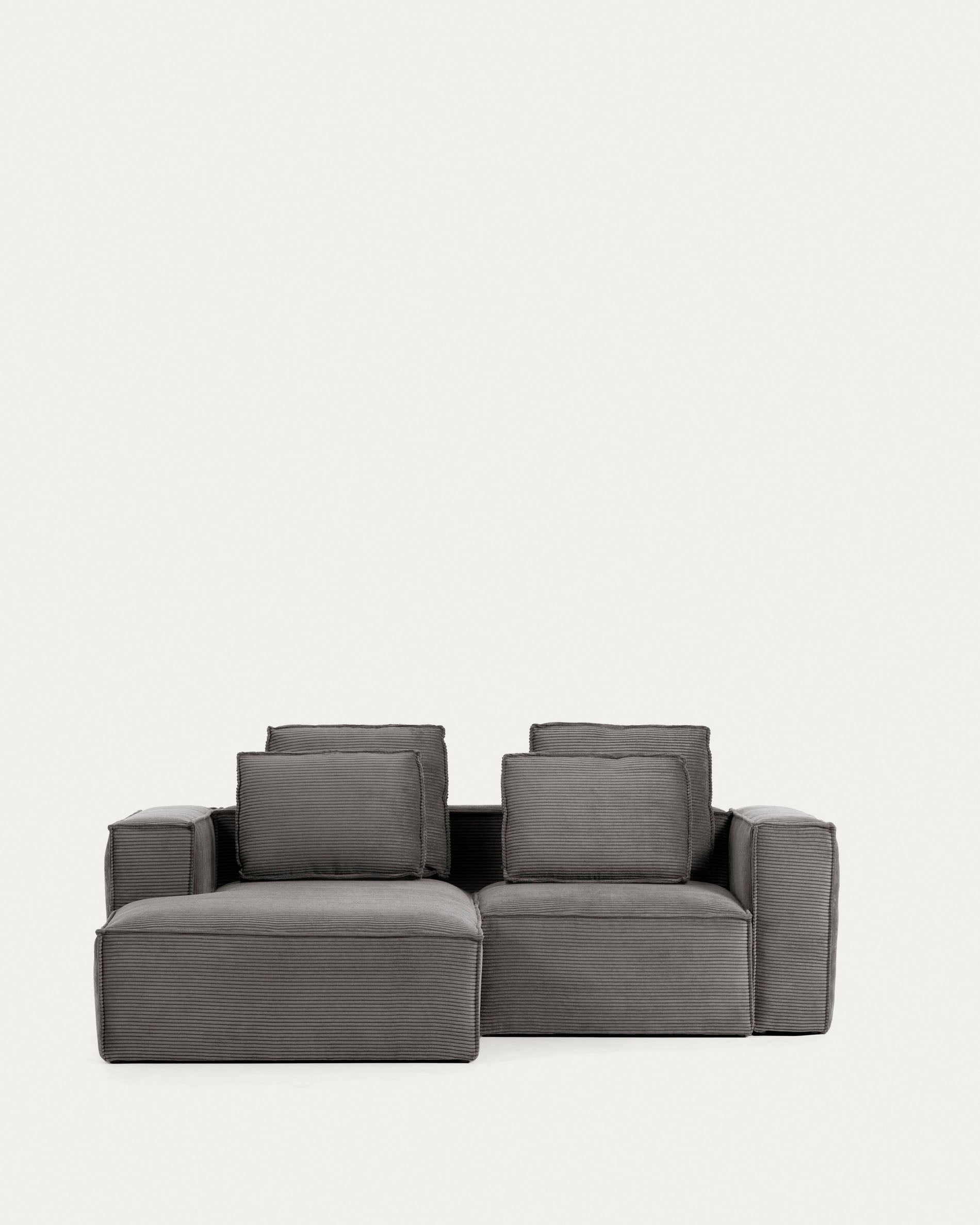 Modernes 2-Sitzer-Sofa mit linker Chaiselongue, grauer Cordstoff, 240 cm breit, FSC-zertifiziert, von Kave Home.