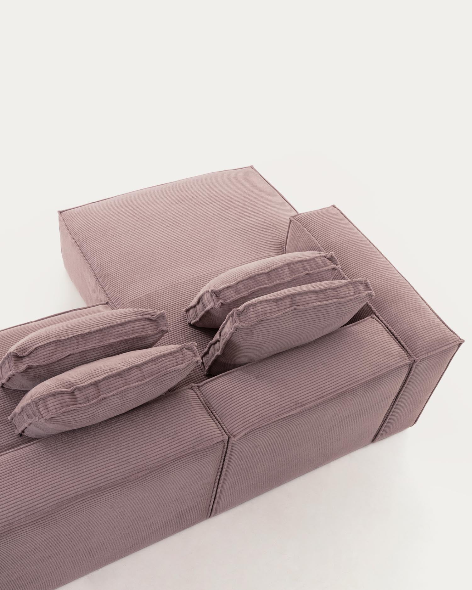 Elegantes 2-Sitzer-Sofa mit linker Chaiselongue in weichem rosa Cord, 240 cm, ideal für stilvolle Entspannung in jedem Raum.