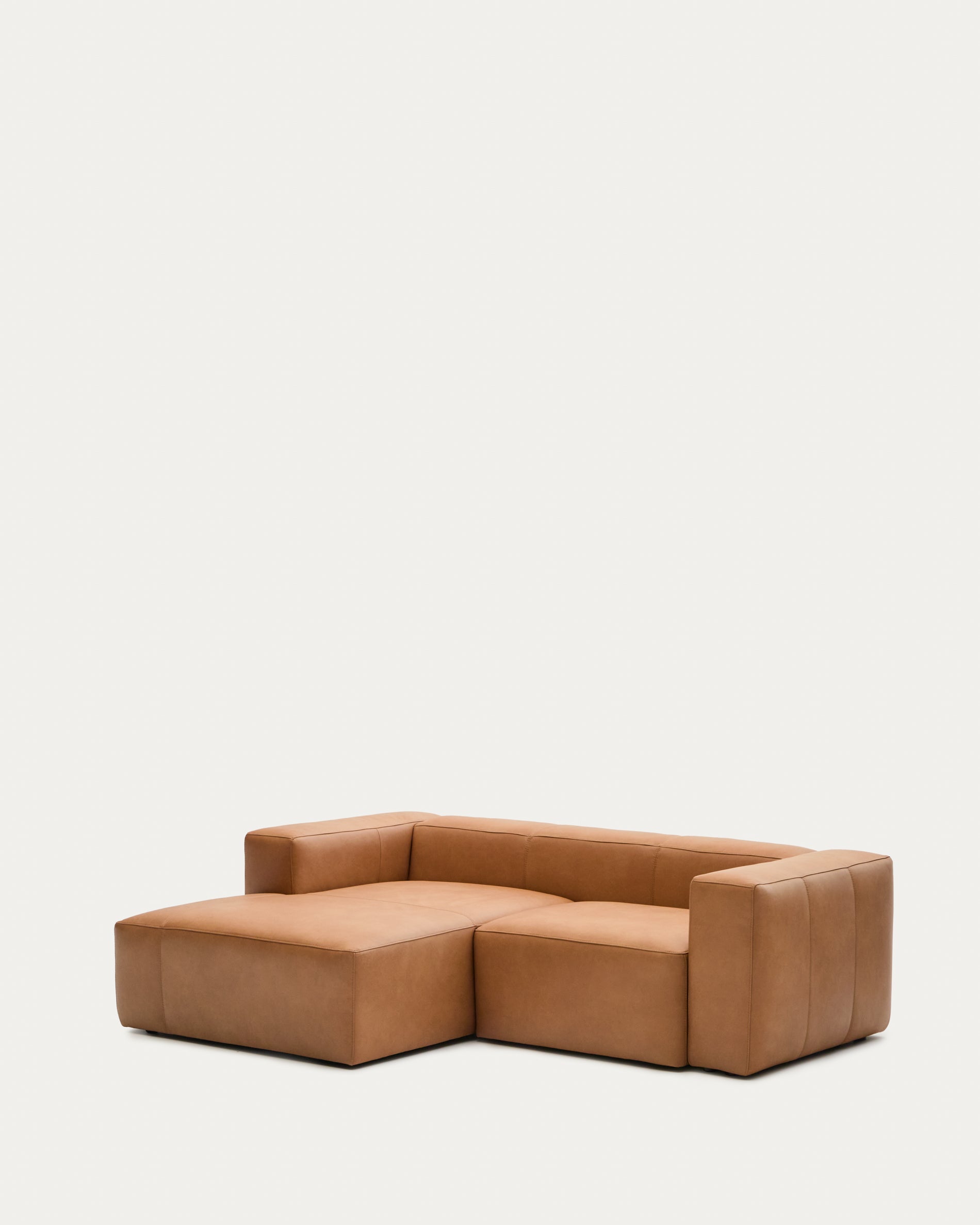 Sofa Blok aus braunem Leder 2-Sitzer Chaiselongue links 240 cm in Braun präsentiert im Onlineshop von KAQTU Design AG. 2er Sofa ist von Kave Home