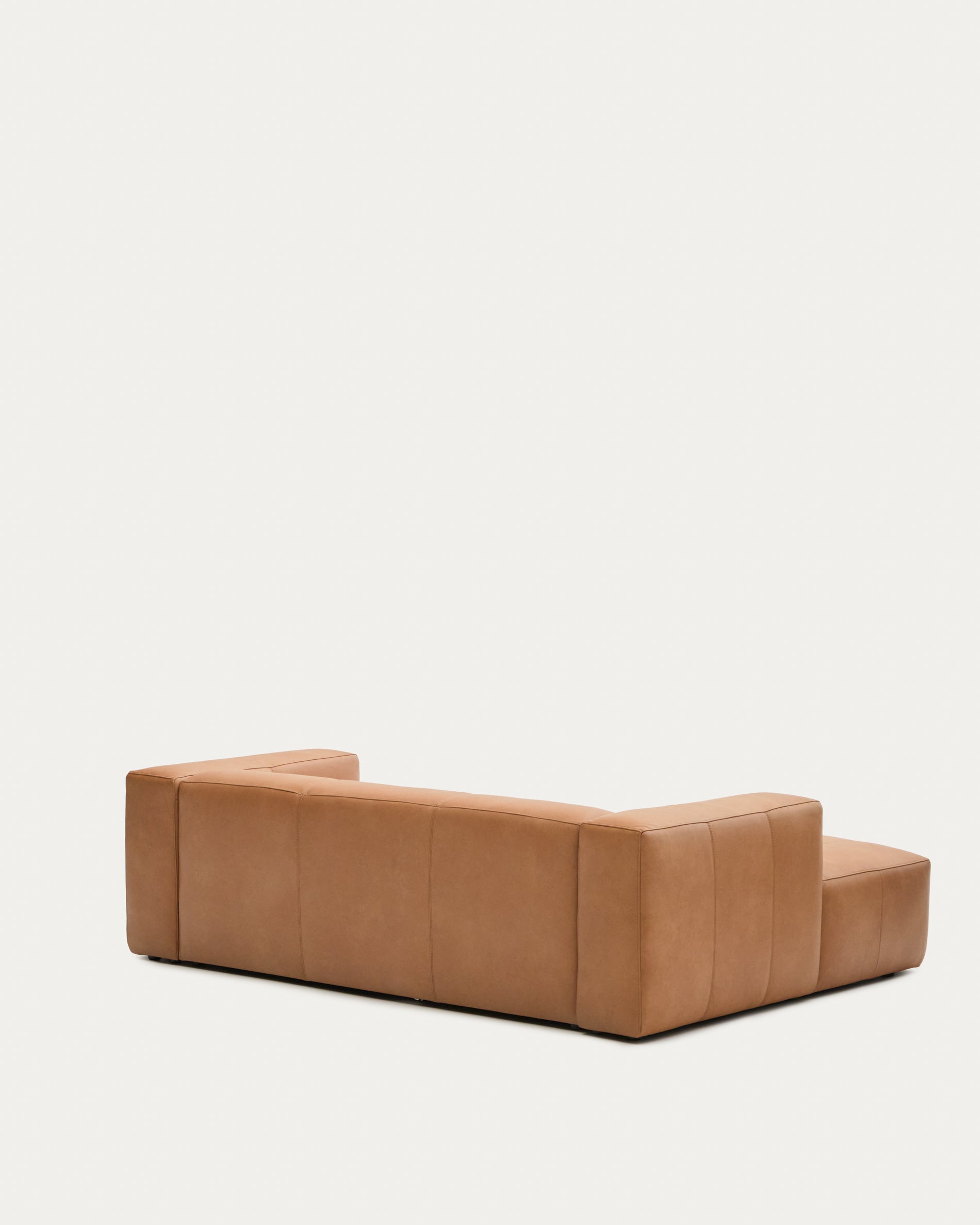 Sofa Blok aus braunem Leder 2-Sitzer Chaiselongue links 240 cm in Braun präsentiert im Onlineshop von KAQTU Design AG. 2er Sofa ist von Kave Home