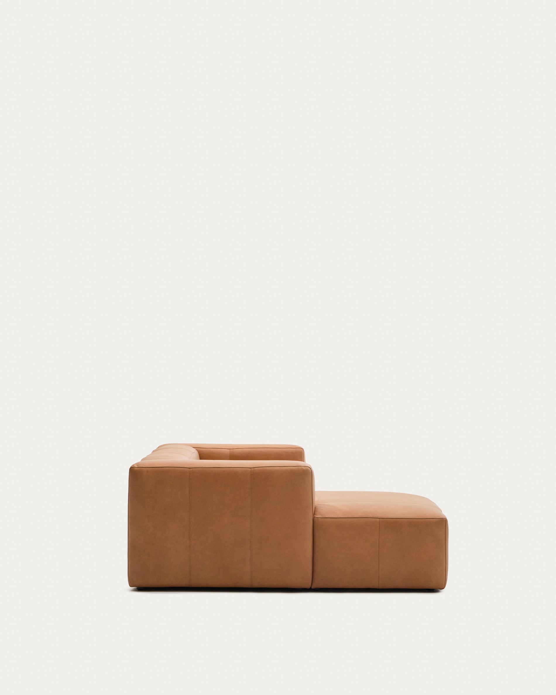 Sofa Blok aus braunem Leder 2-Sitzer Chaiselongue links 240 cm in Braun präsentiert im Onlineshop von KAQTU Design AG. 2er Sofa ist von Kave Home