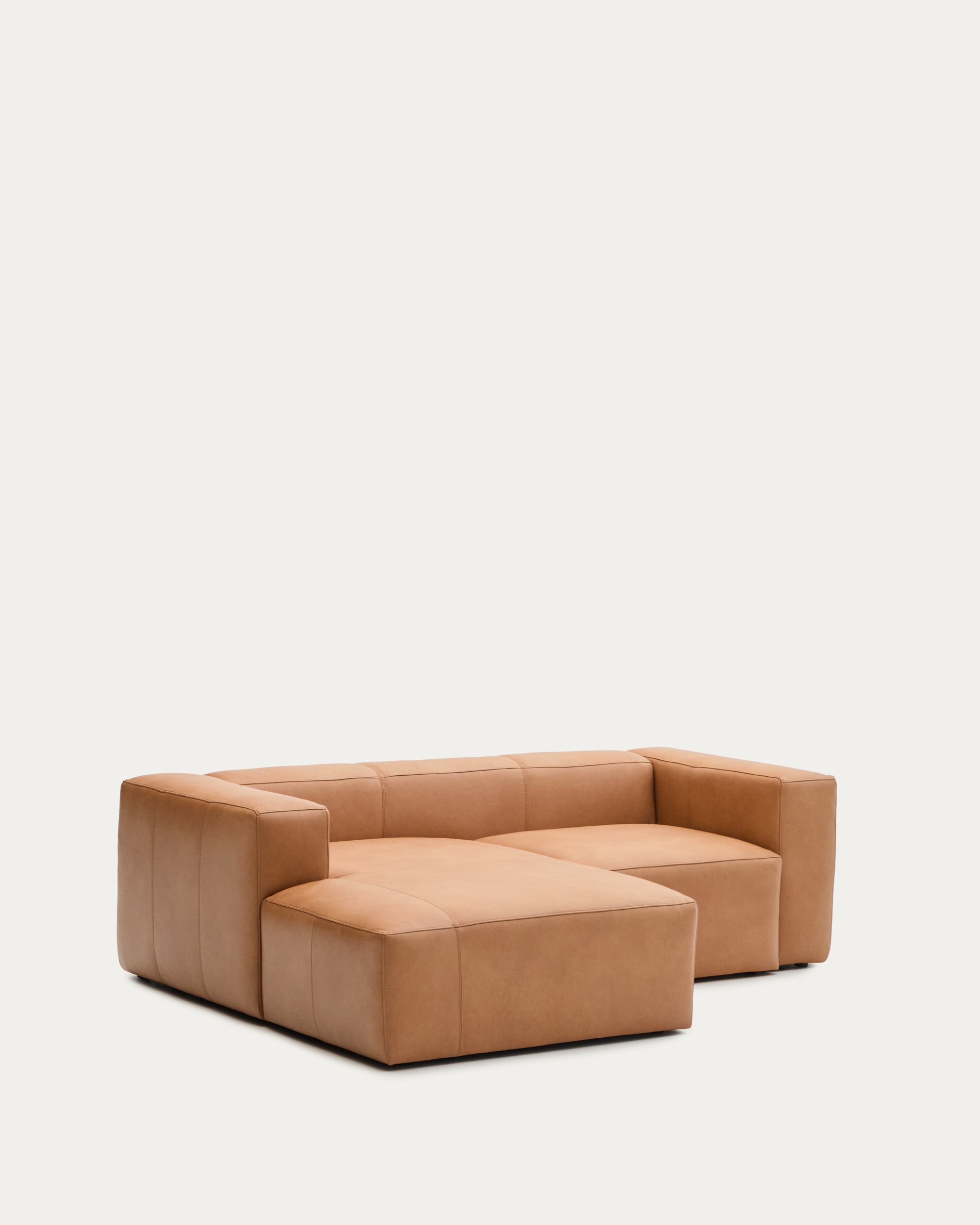 Sofa Blok aus braunem Leder 2-Sitzer Chaiselongue links 240 cm in Braun präsentiert im Onlineshop von KAQTU Design AG. 2er Sofa ist von Kave Home