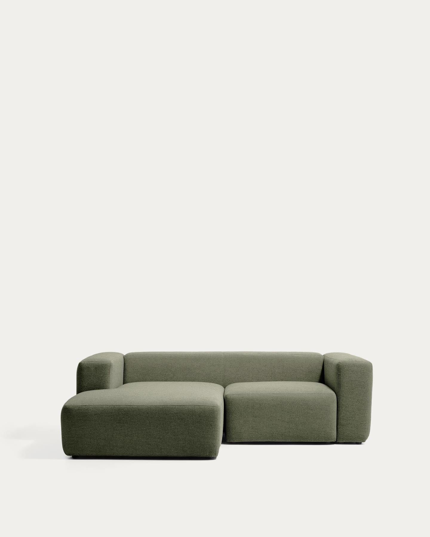 2-Sitzer-Sofa Blok mit Chaiselongue links in moosgrüner Chenille, 240 cm, FSC Mix Credit in Grün präsentiert im Onlineshop von KAQTU Design AG. L-Sofa links ist von Kave Home