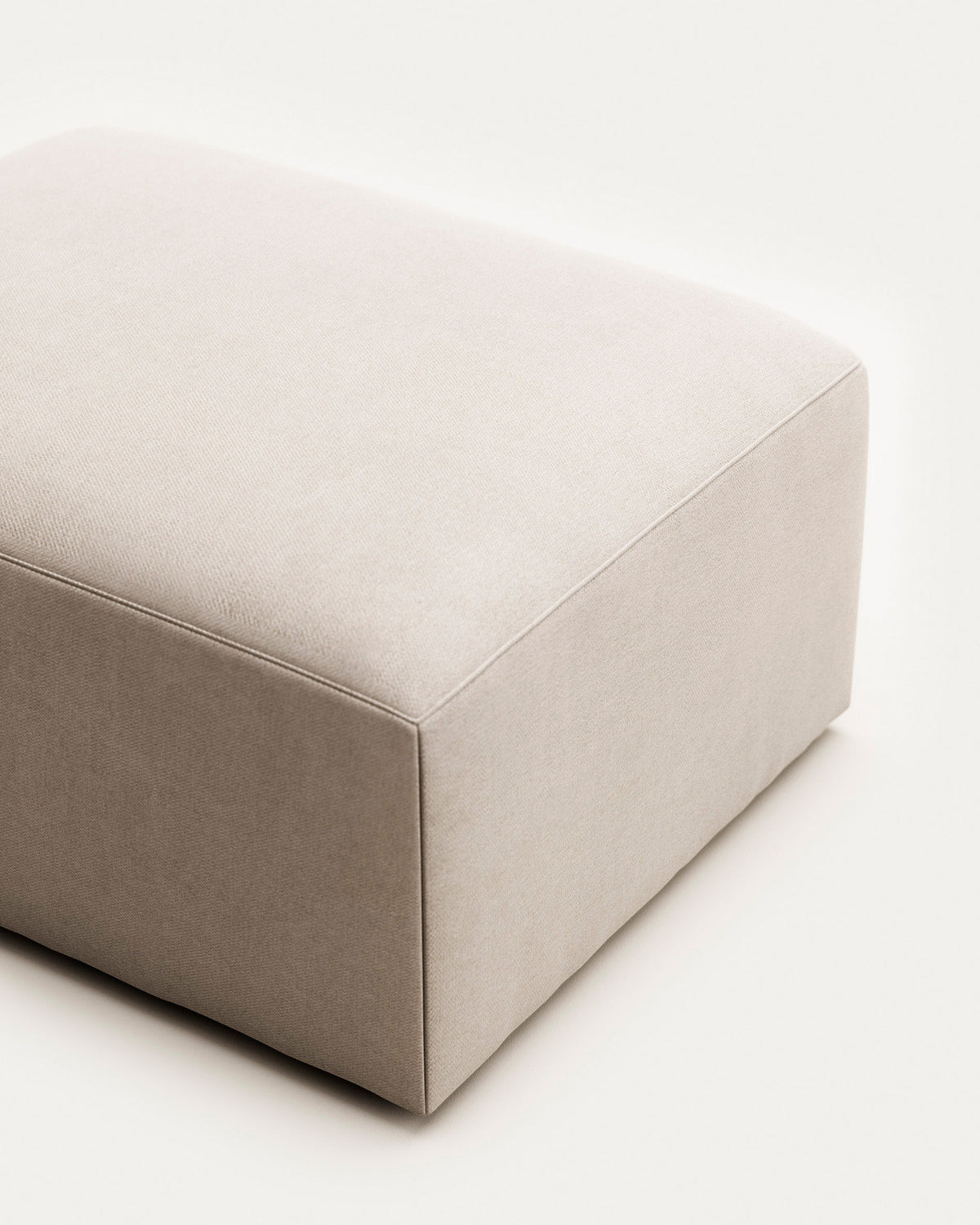 Fussablage Blok mit beiger Chenille 90 x 74 cm FSC Mix Credit in Beige präsentiert im Onlineshop von KAQTU Design AG. Pouf ist von Kave Home
