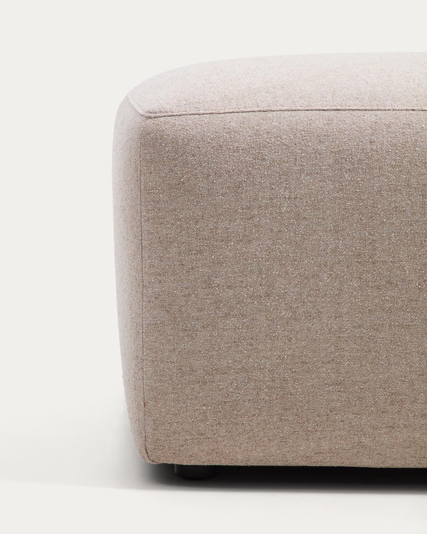 Fussablage Blok in beiger Chenille, 90 x 74 cm, FSC Mix Credit in Beige präsentiert im Onlineshop von KAQTU Design AG. Pouf ist von Kave Home
