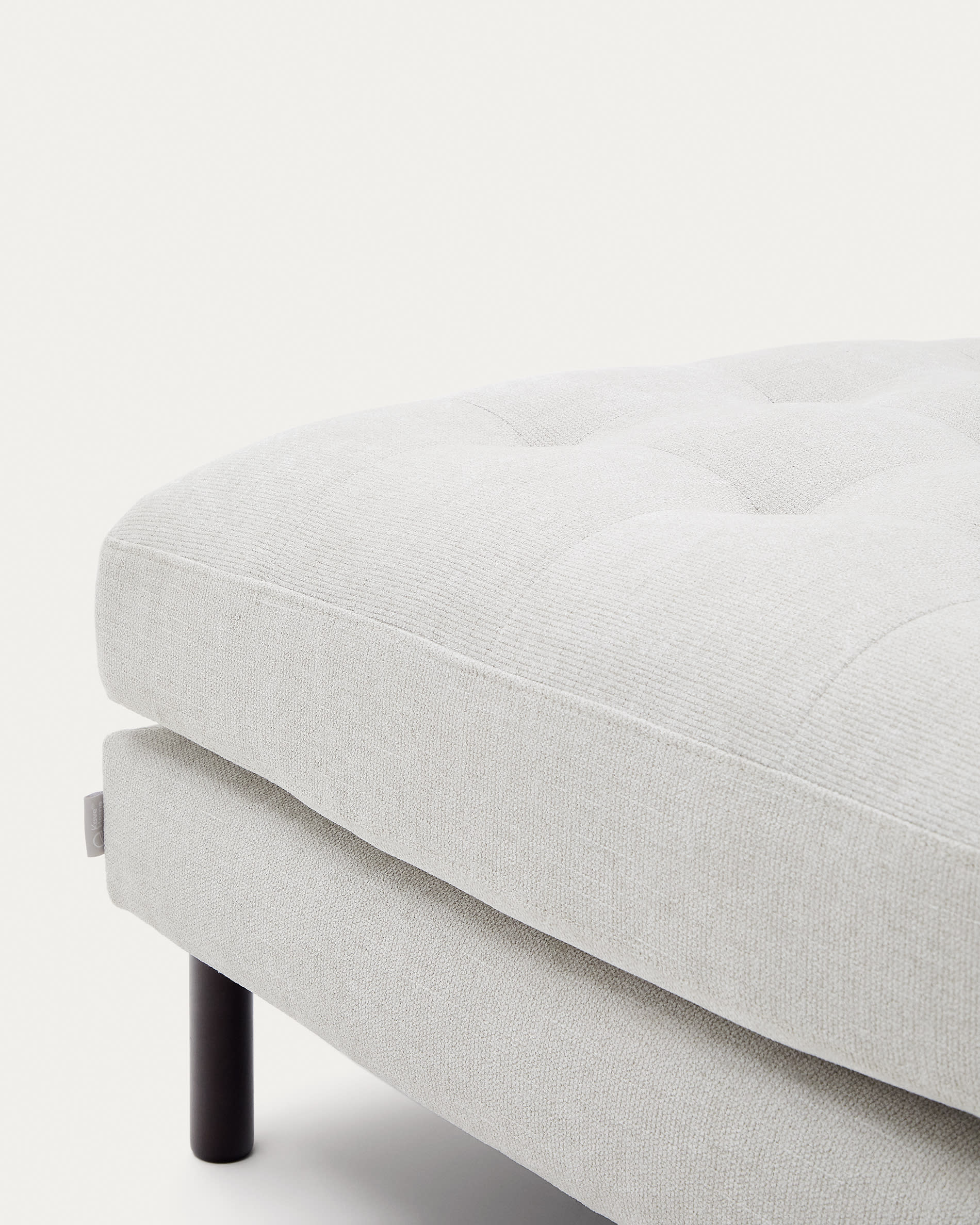 Elegante Debra Fussablage in sanfter Chenille, 80 x 80 cm, mit stabilen Wenge-Finish-Beinen – perfekter Komfort für jedes Zuhause.