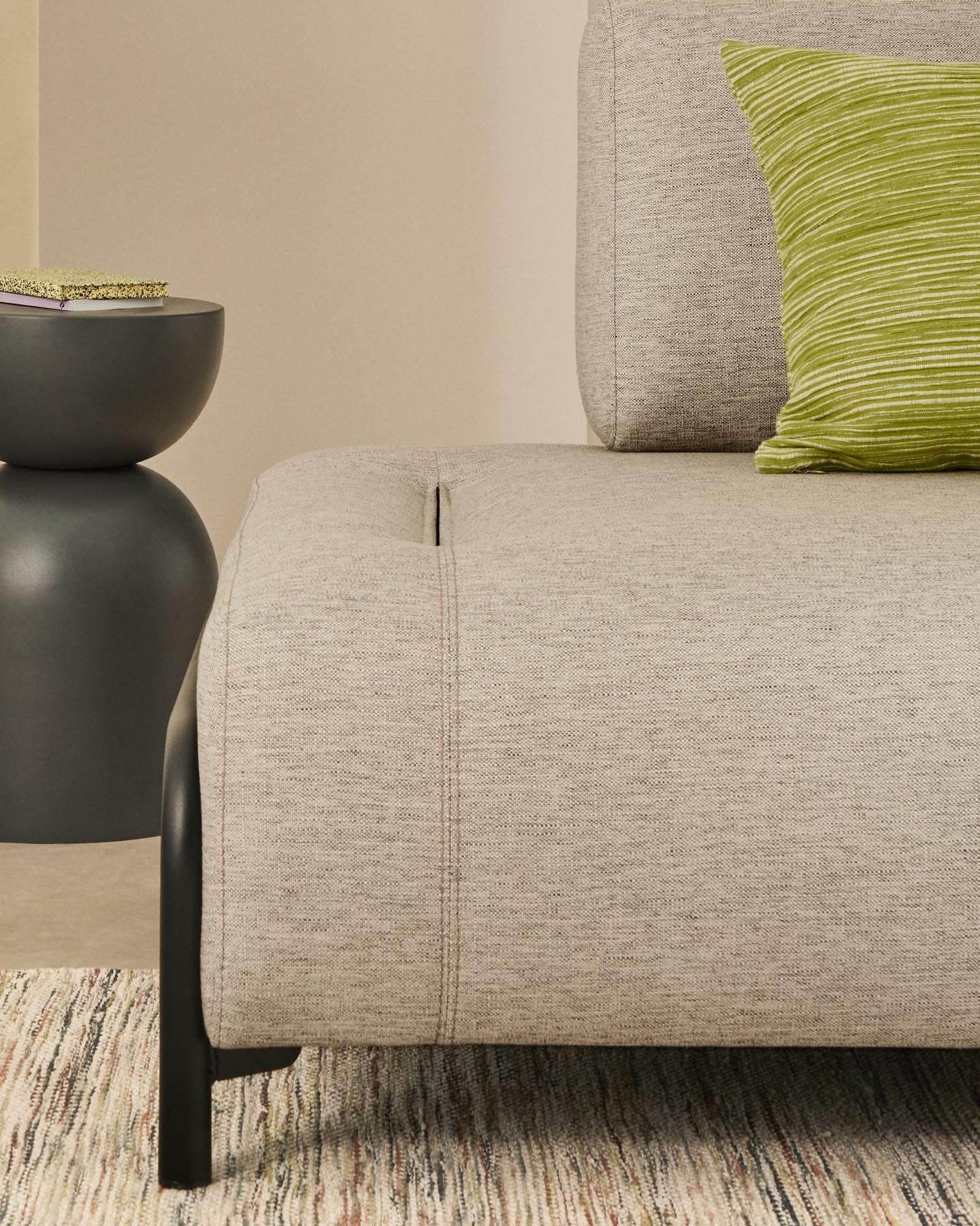 Erleben Sie das elegante 2-Sitzer-Modul Compo in Graubeige mit schwarzem Metallgestell – perfekt für stilvolle Räume und nachhaltigen Genuss.