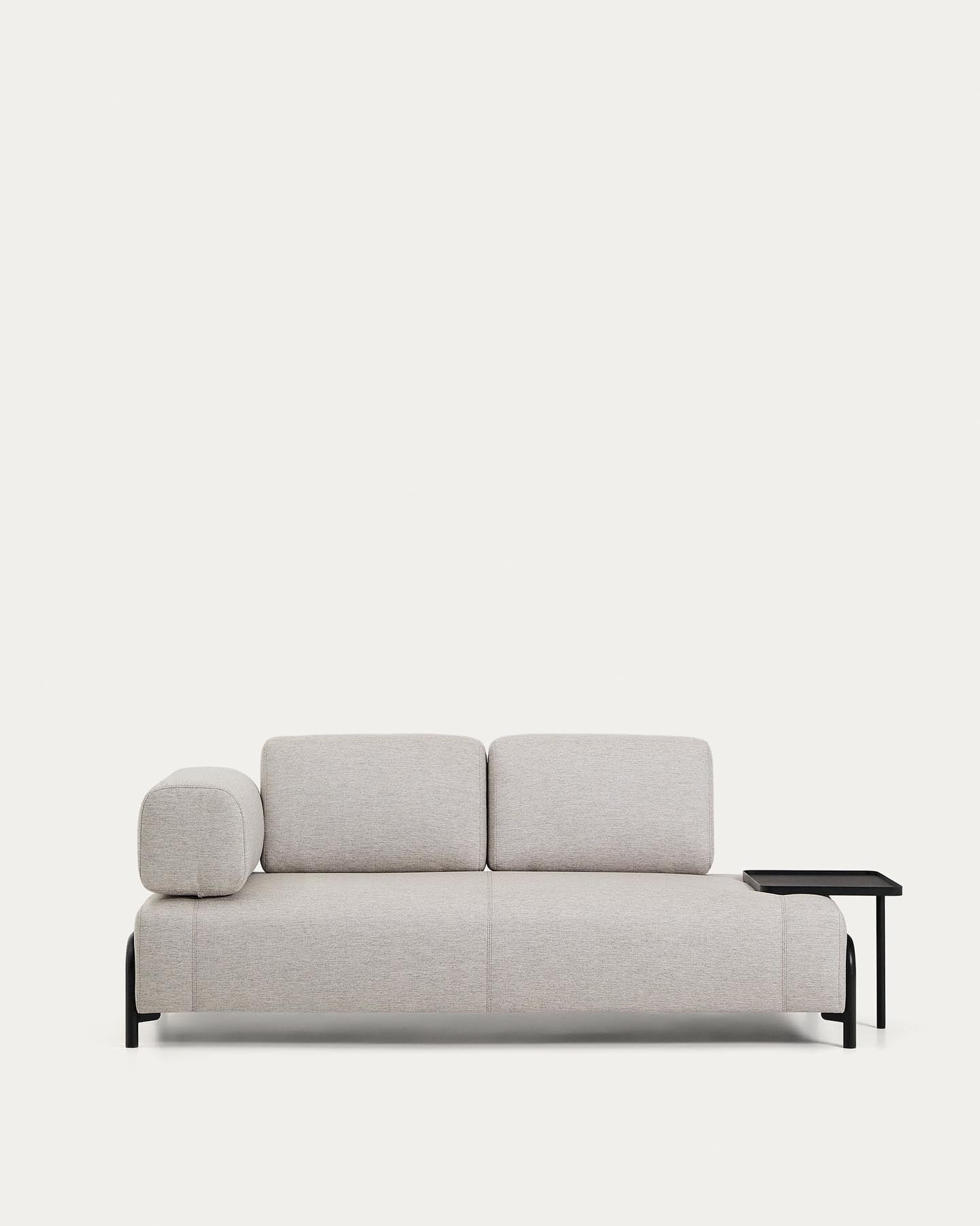 2-Sitzer-Sofa Compo in Graubeige mit grossem Tablett und schwarzem Metallgestell 200 cm FSC in Beige präsentiert im Onlineshop von KAQTU Design AG. 2er Sofa ist von Kave Home