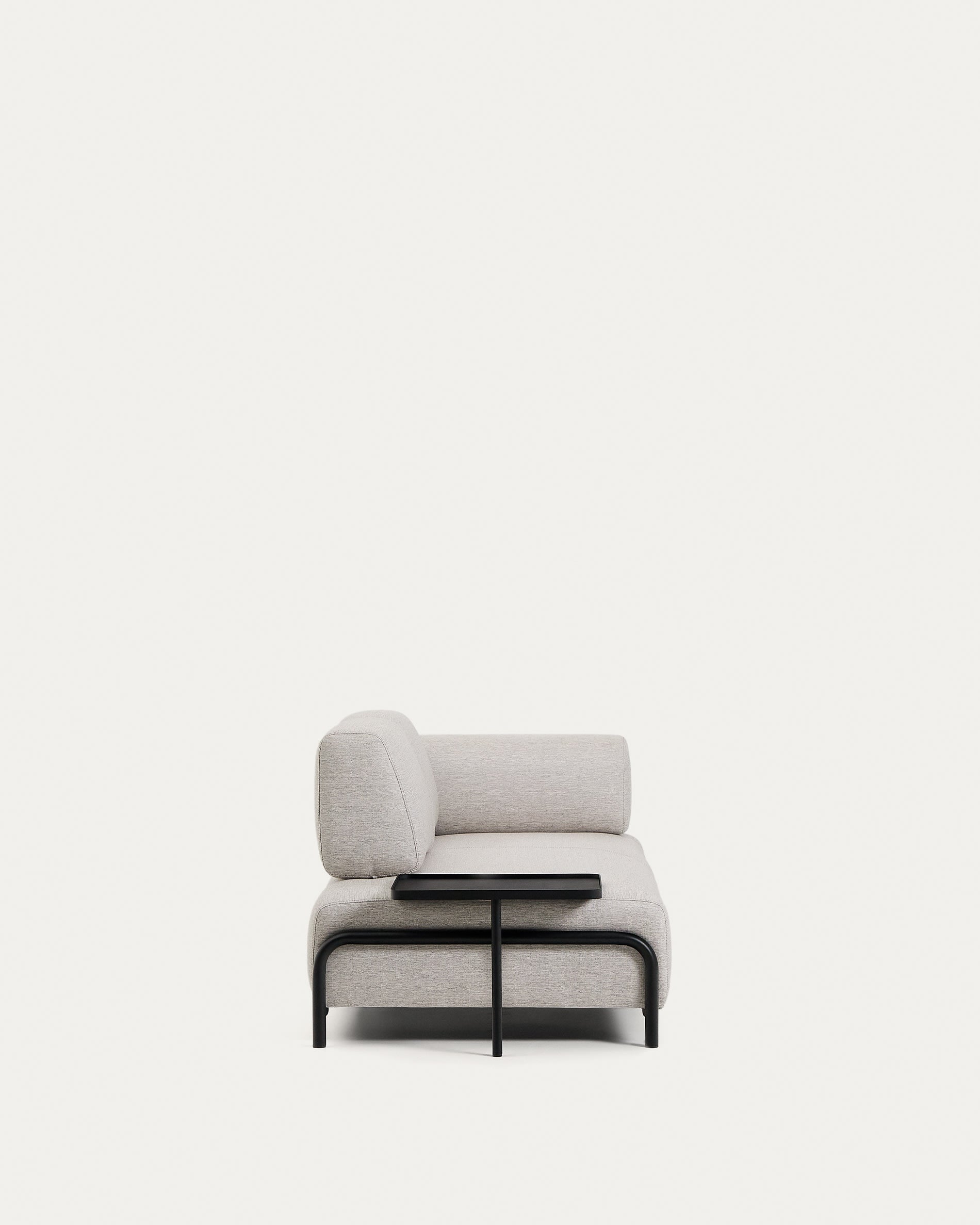 Erleben Sie das elegante 2-Sitzer-Sofa Compo in Graubeige mit großem Tablett und stabilem Metallgestell – perfekt für Ihr Zuhause!