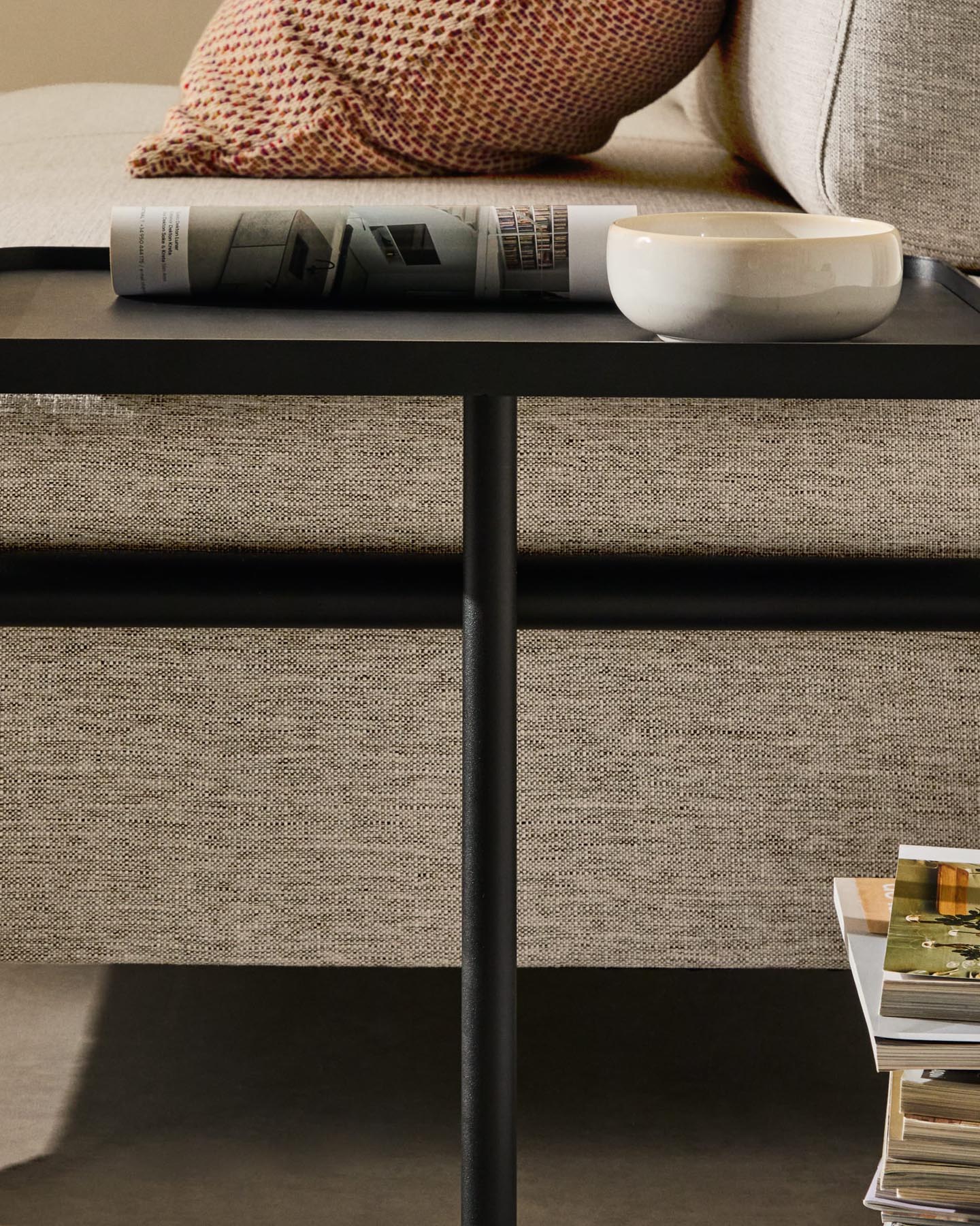 Erleben Sie das elegante 2-Sitzer-Sofa Compo in Graubeige mit großem Tablett und stabilem Metallgestell – perfekt für Ihr Zuhause!