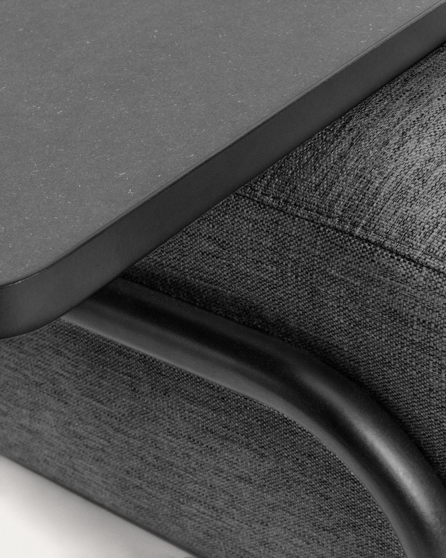 Elegantes 3-Sitzer Sofa in Dunkelgrau von Kave Home, 252 cm breit, mit integriertem Tablett für optimalen Komfort und stilvolle Akzente in Ihrem Wohnzimmer.