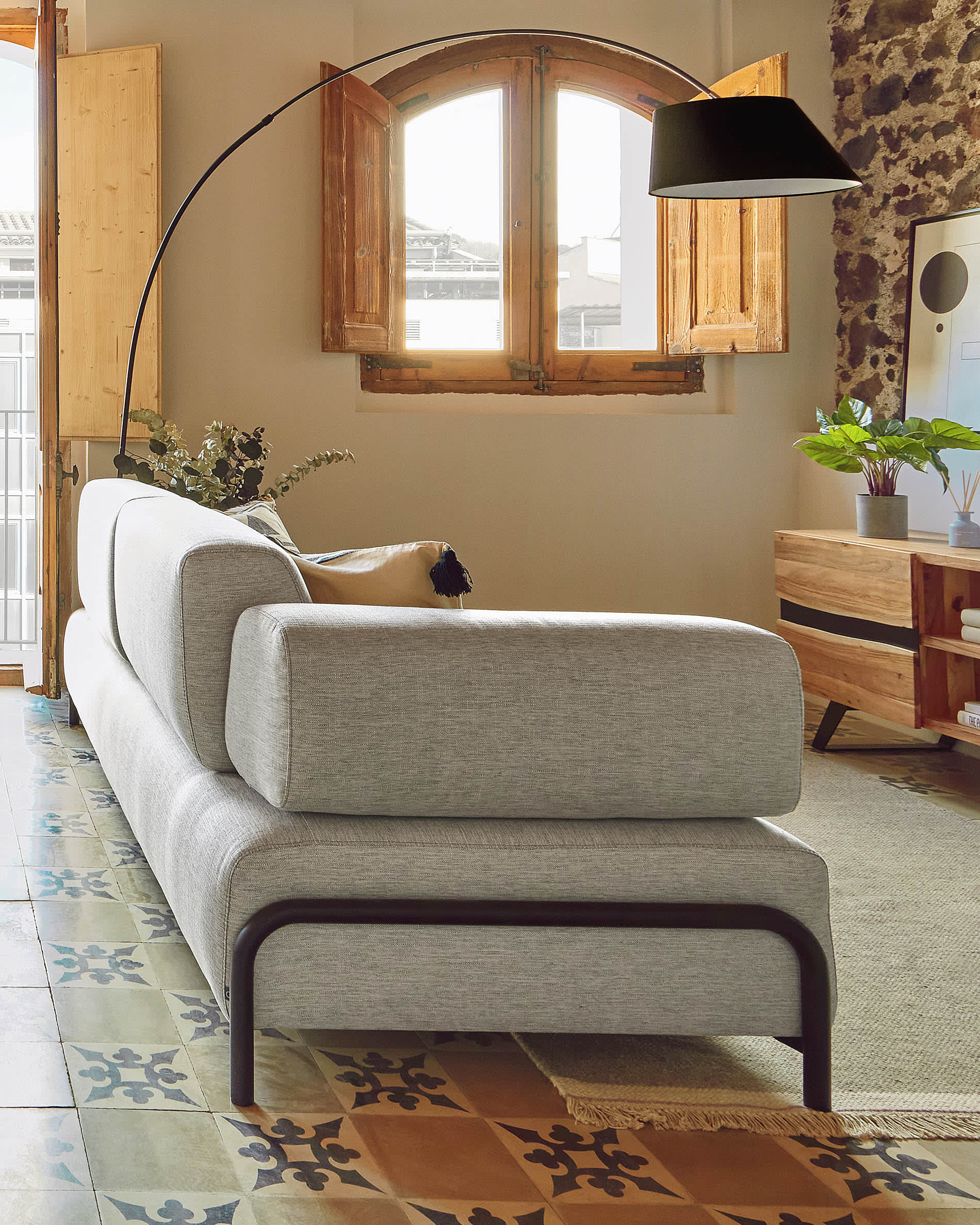 Entdecken Sie das stilvolle Compo 3-Sitzer Sofa in Beige-Grau von Kave Home. Mit 252 cm Breite und praktischem Tablett ideal für Ihr modernes Wohnzimmer.