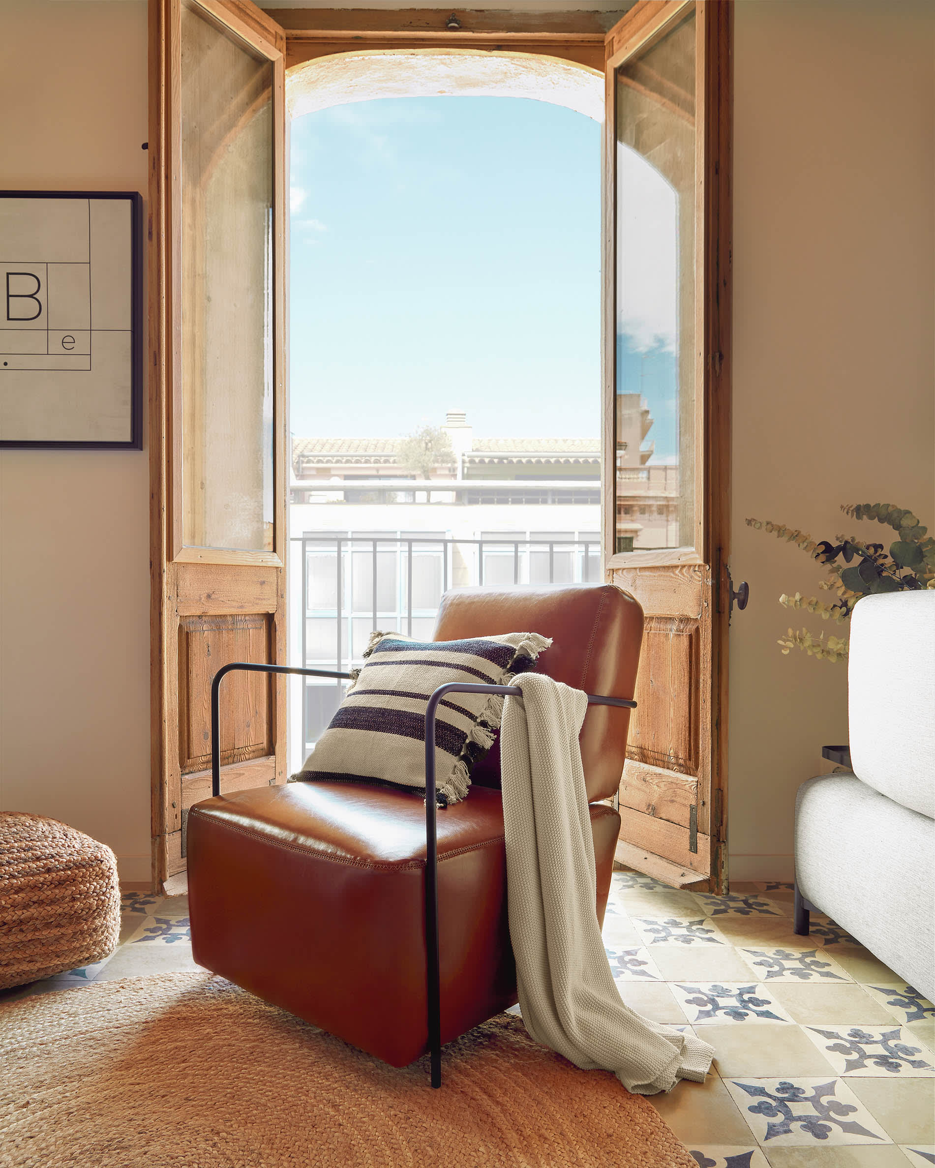 Genießen Sie Komfort und Eleganz mit dem Compo 3-Sitzer Sofa in Beige-Grau von Kave Home. Ideal für entspannte Abende und gesellige Runden.