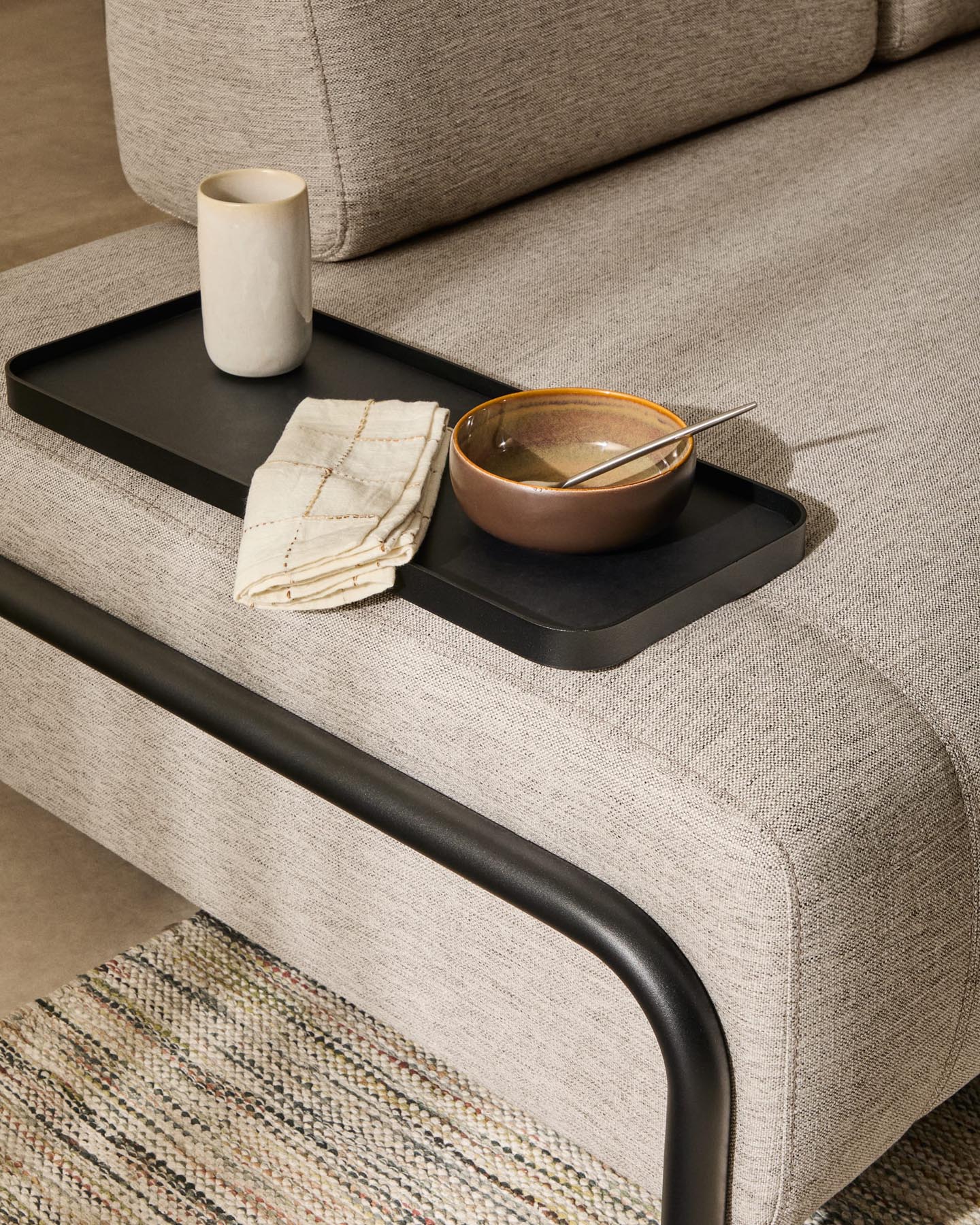 Erleben Sie das elegante 2-Sitzer-Sofa Compo in Graubeige mit praktischem Tablett und robustem Metallgestell – der perfekte Komfort für Ihr Wohnzimmer!