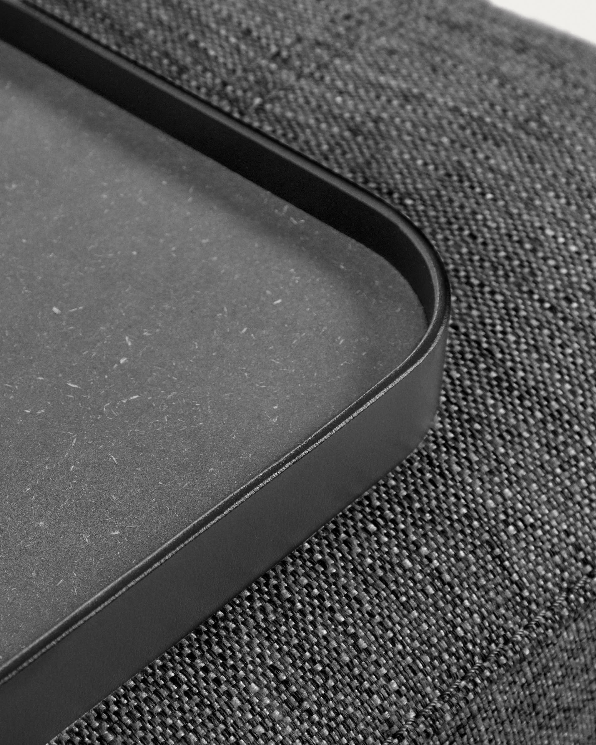 Elegantes 3-Sitzer Sofa in Dunkelgrau, 232 cm, mit integriertem Tablett. Ideal für stilvolle Wohnzimmer und entspannte Abende.