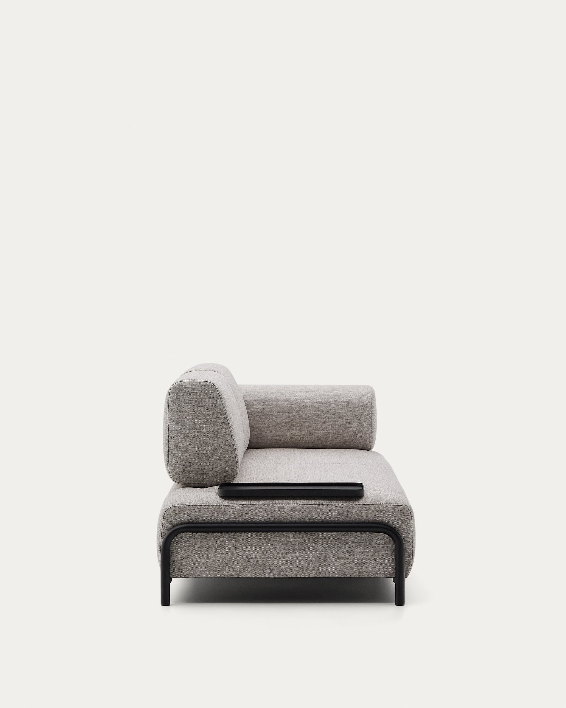 Das Compo 3-Sitzer Sofa von Kave Home in Beige-Grau, 232 cm, bietet modernes Design und ein praktisches integriertes Tablett.