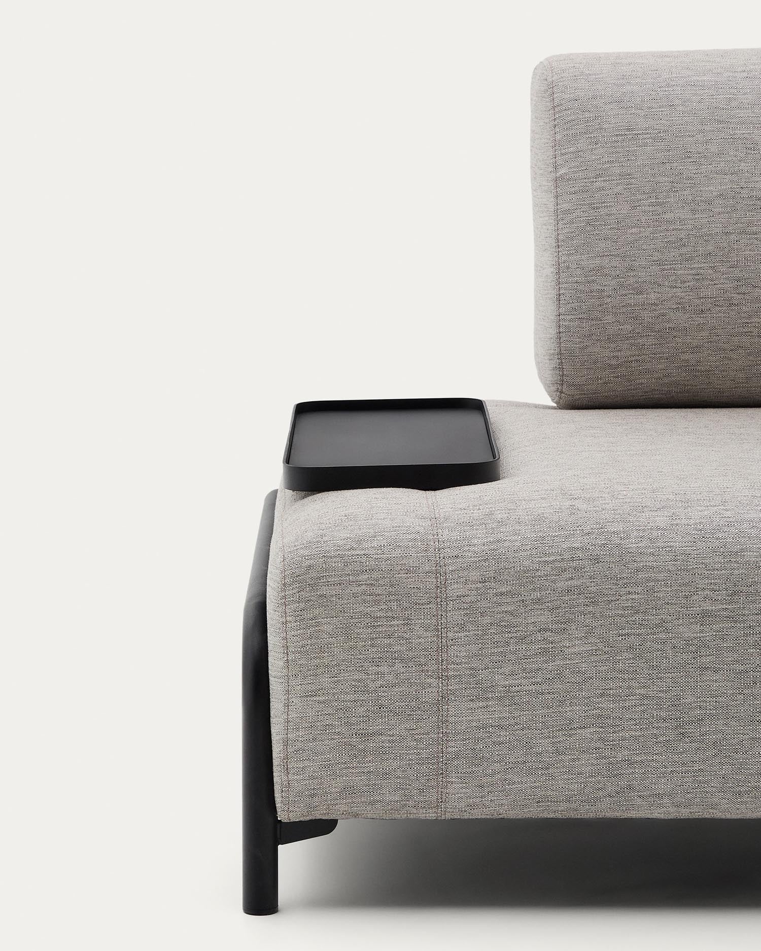 Entdecken Sie das Compo 3-Sitzer Sofa in Beige-Grau von Kave Home – stilvoll, komfortabel und mit praktischem Tablett für Ihr Wohnzimmer.