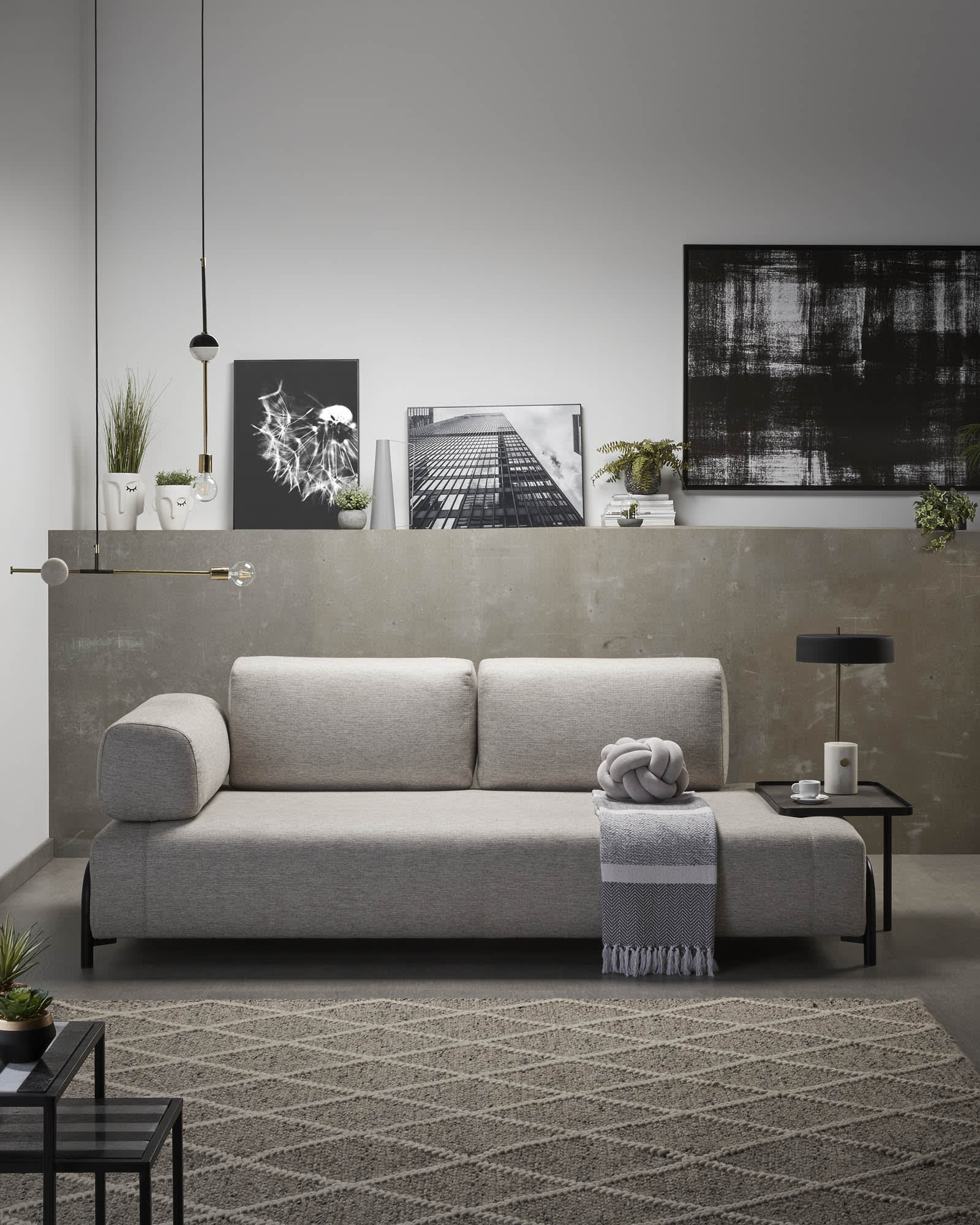 Beige-graues 3-Sitzer Sofa von Kave Home mit praktischem Tablett. Perfekt für modernes Wohnen und gesellige Abende.