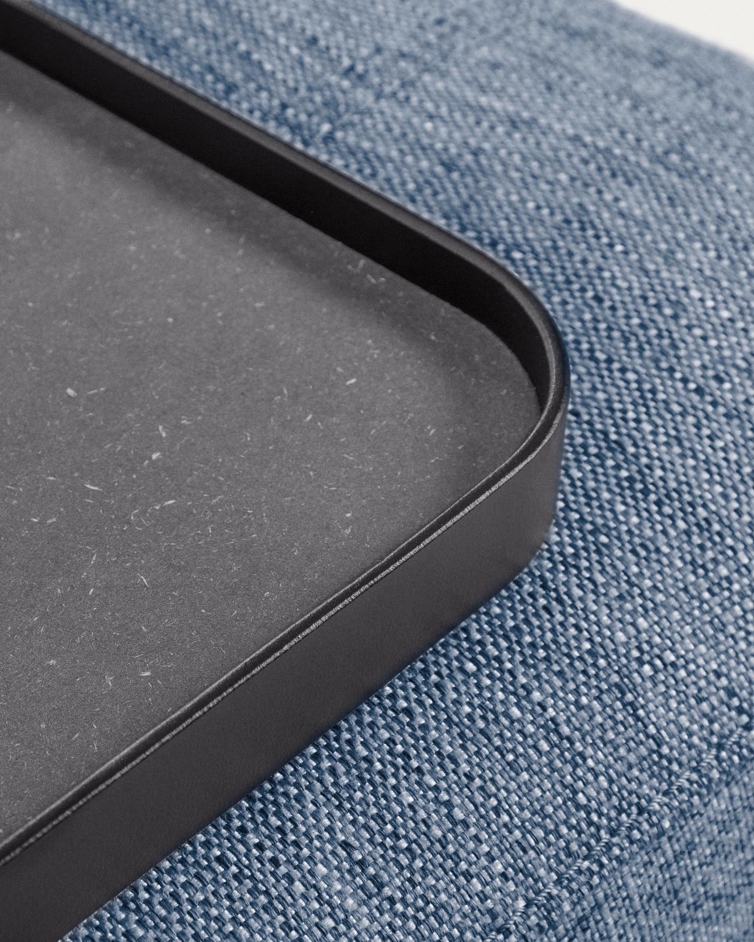 Entdecken Sie das elegante Compo 3-Sitzer Sofa in Blau von Kave Home – ideal für entspannte Stunden mit Familie und Freunden, inklusive praktischem Tablett.