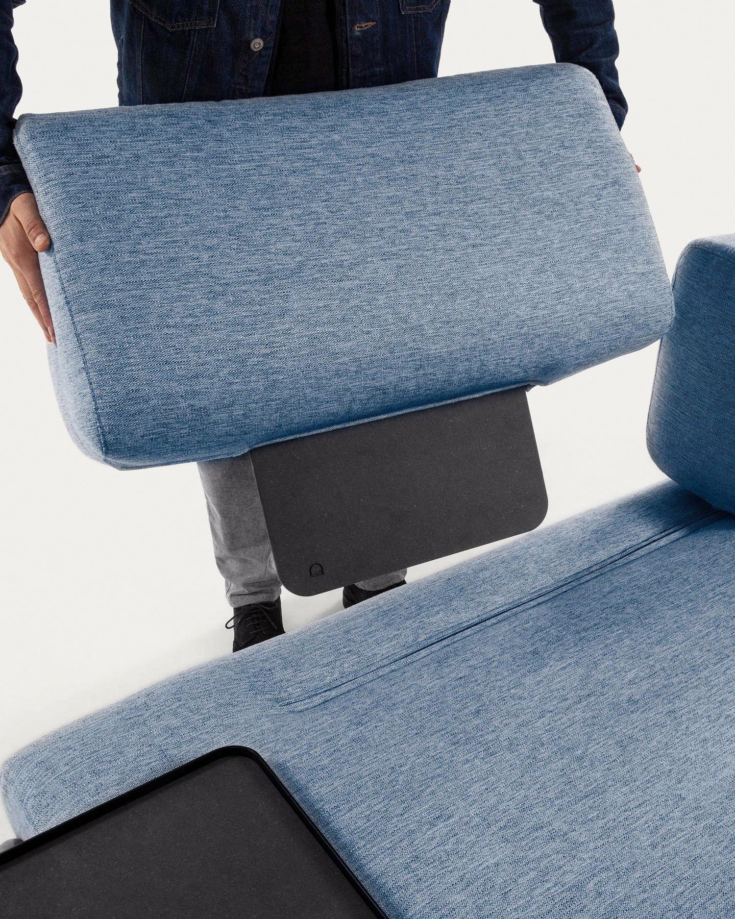 Genießen Sie stilvolle Entspannung mit dem Compo 3-Sitzer Sofa in Blau von Kave Home. Mit integriertem Tablett für Snacks und Getränke.