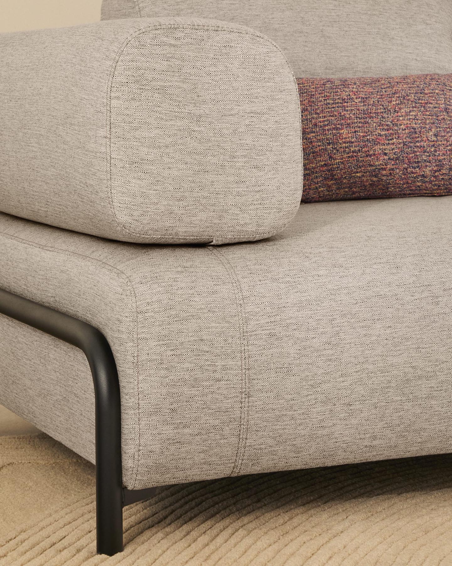 Elegantes 2-Sitzer-Sofa Compo in Graubeige mit schwarzem Metallgestell. Hochwertig, nachhaltig und perfekt für jedes moderne Zuhause.