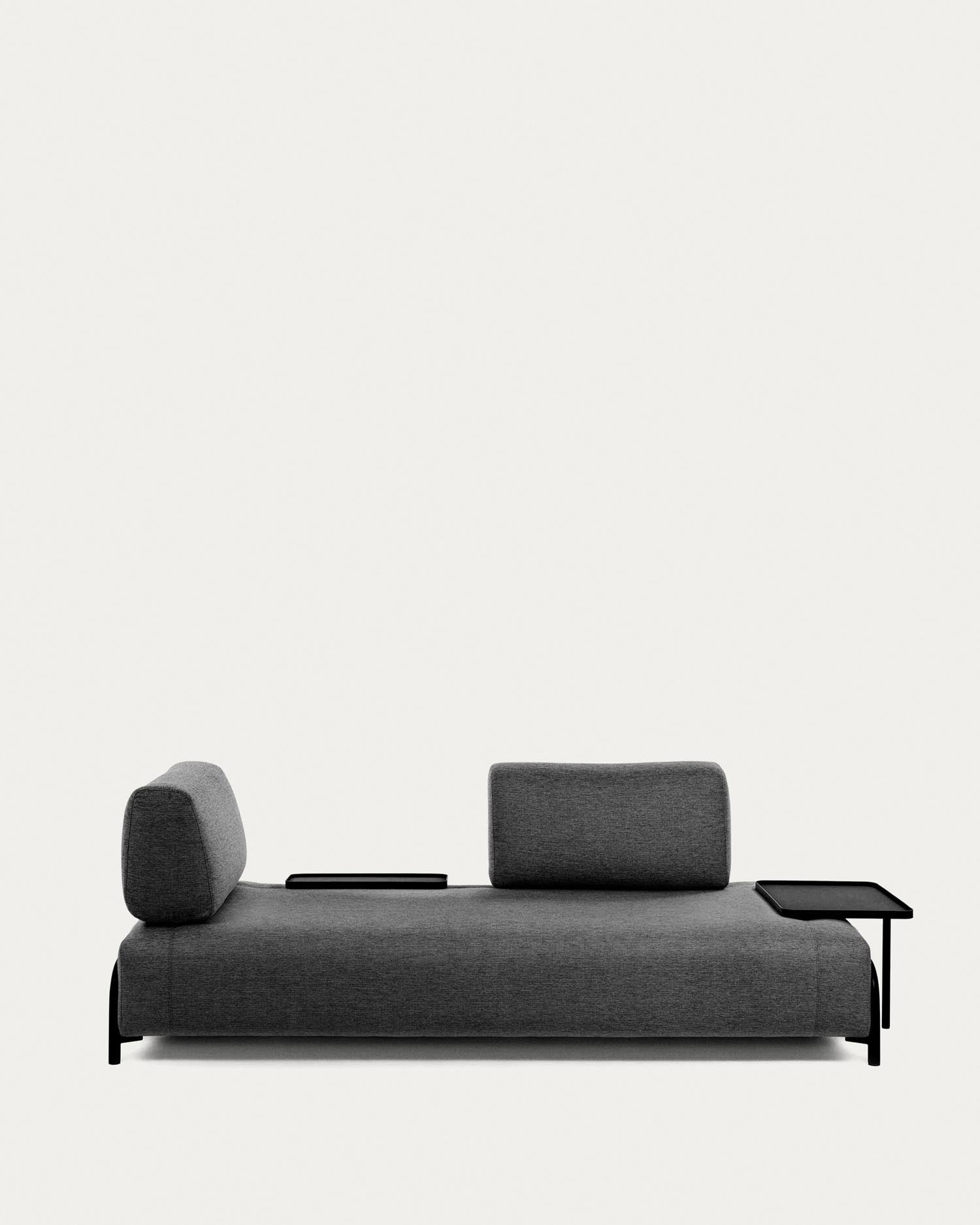 Das Kave Home Compo 3-Sitzer Sofa in Dunkelgrau (232 cm) kombiniert stilvolles Design mit hohem Komfort für Ihr Wohnzimmer.