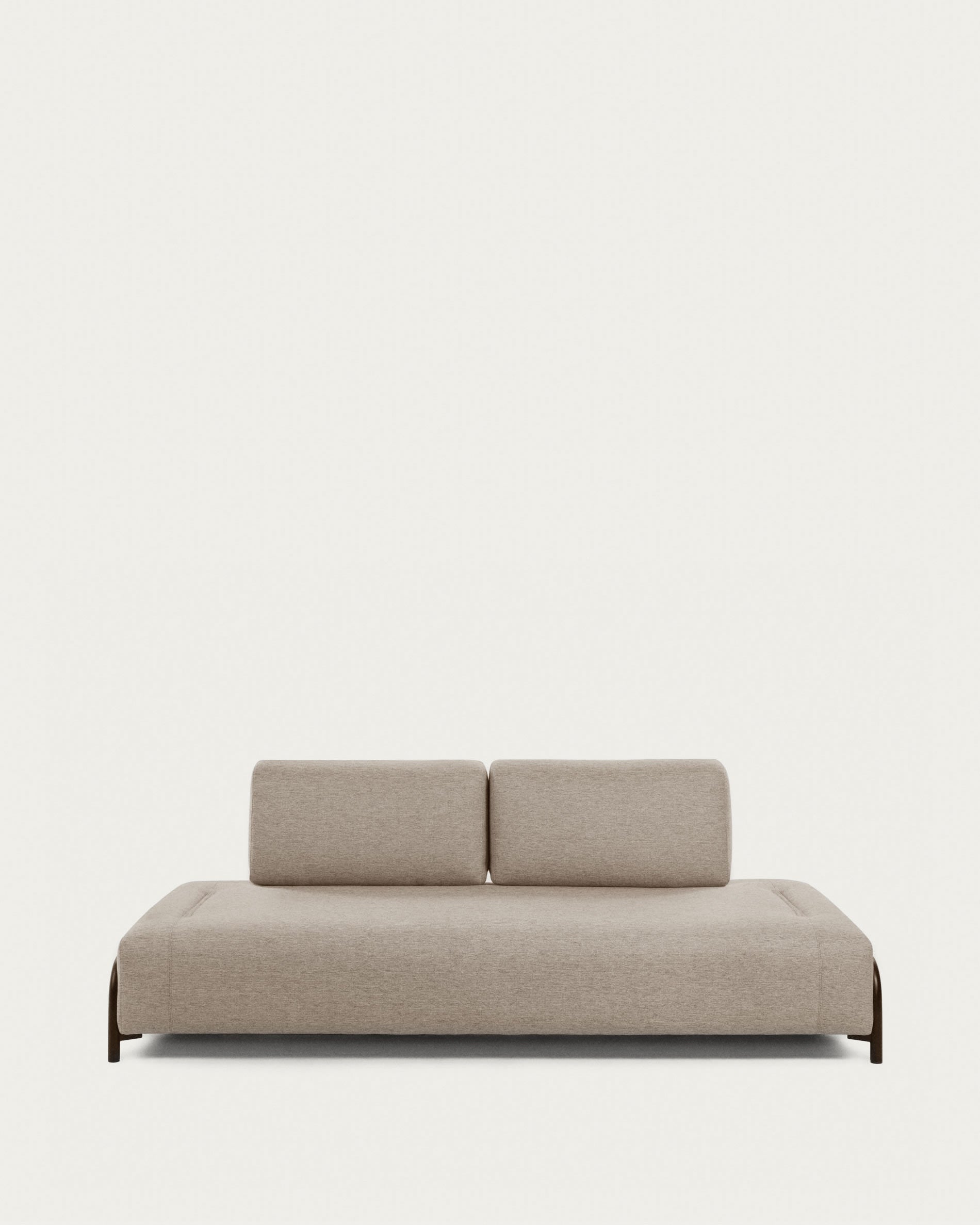 Das Compo 3-Sitzer Sofa von Kave Home in beige-grau (232 cm) bietet modernes Design und gemütlichen Komfort für Ihr Wohnzimmer.
