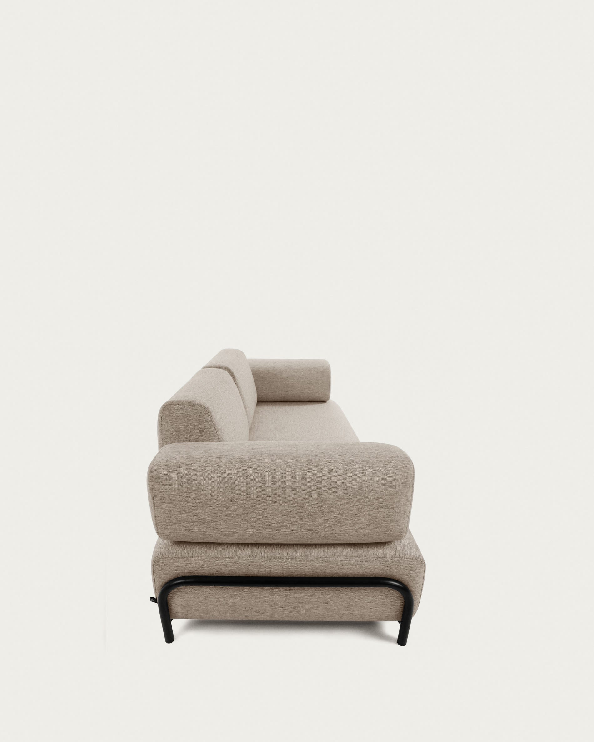 Das Compo 3-Sitzer Sofa von Kave Home in beige-grau (232 cm) bietet modernes Design und gemütlichen Komfort für Ihr Wohnzimmer.