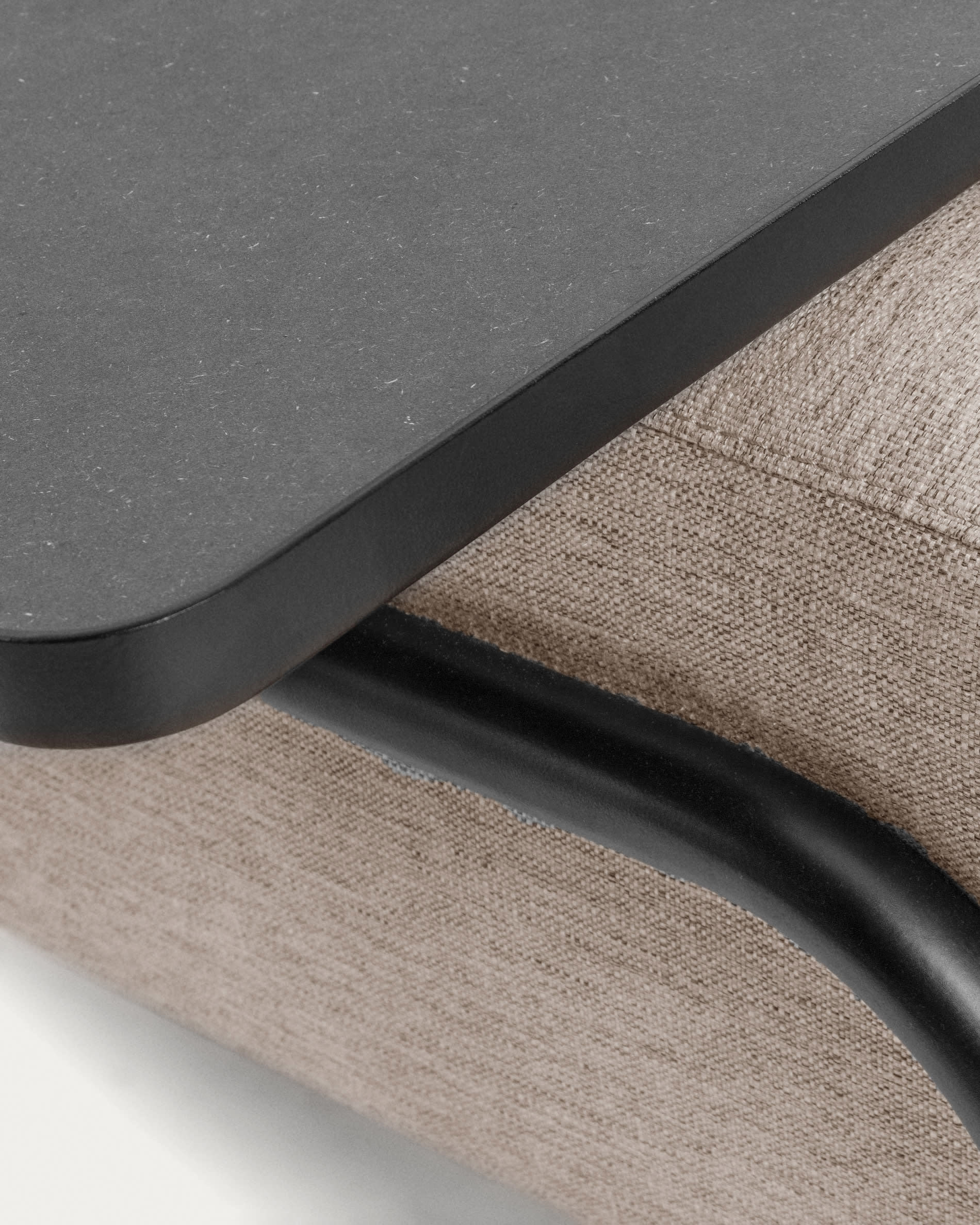 Erleben Sie das elegante Compo 3-Sitzer Sofa in beige-grau von Kave Home. Mit 232 cm bietet es Platz für gesellige Stunden und stilvolle Einrichtung.