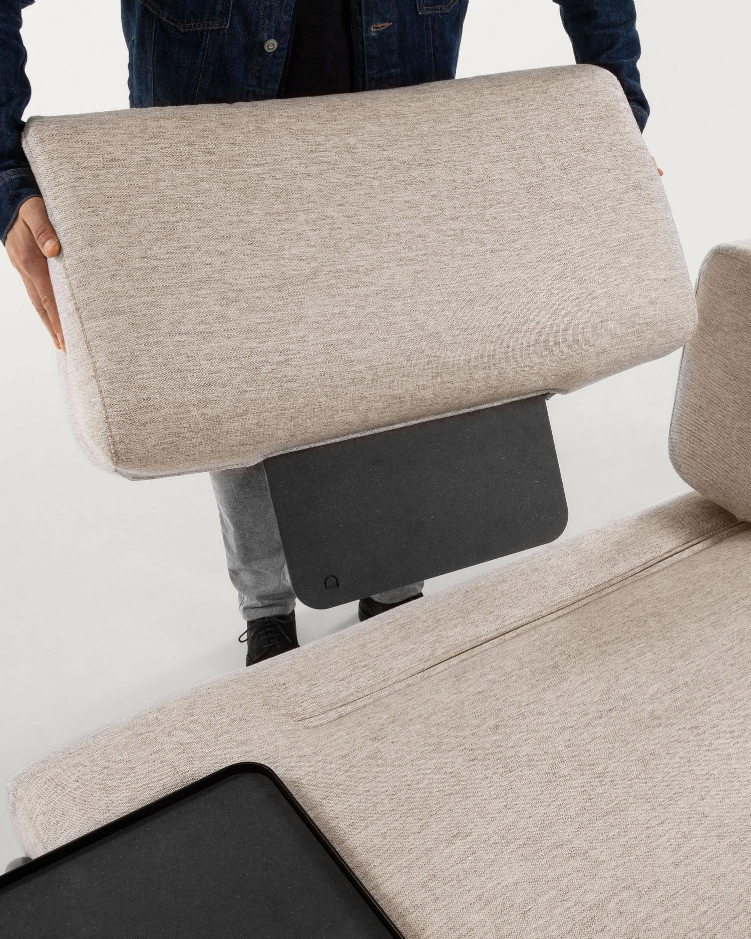 Entdecken Sie das stilvolle Compo 3-Sitzer Sofa in beige-grau von Kave Home. Mit 232 cm Breite vereint es Komfort und Eleganz für Ihr Wohnzimmer.