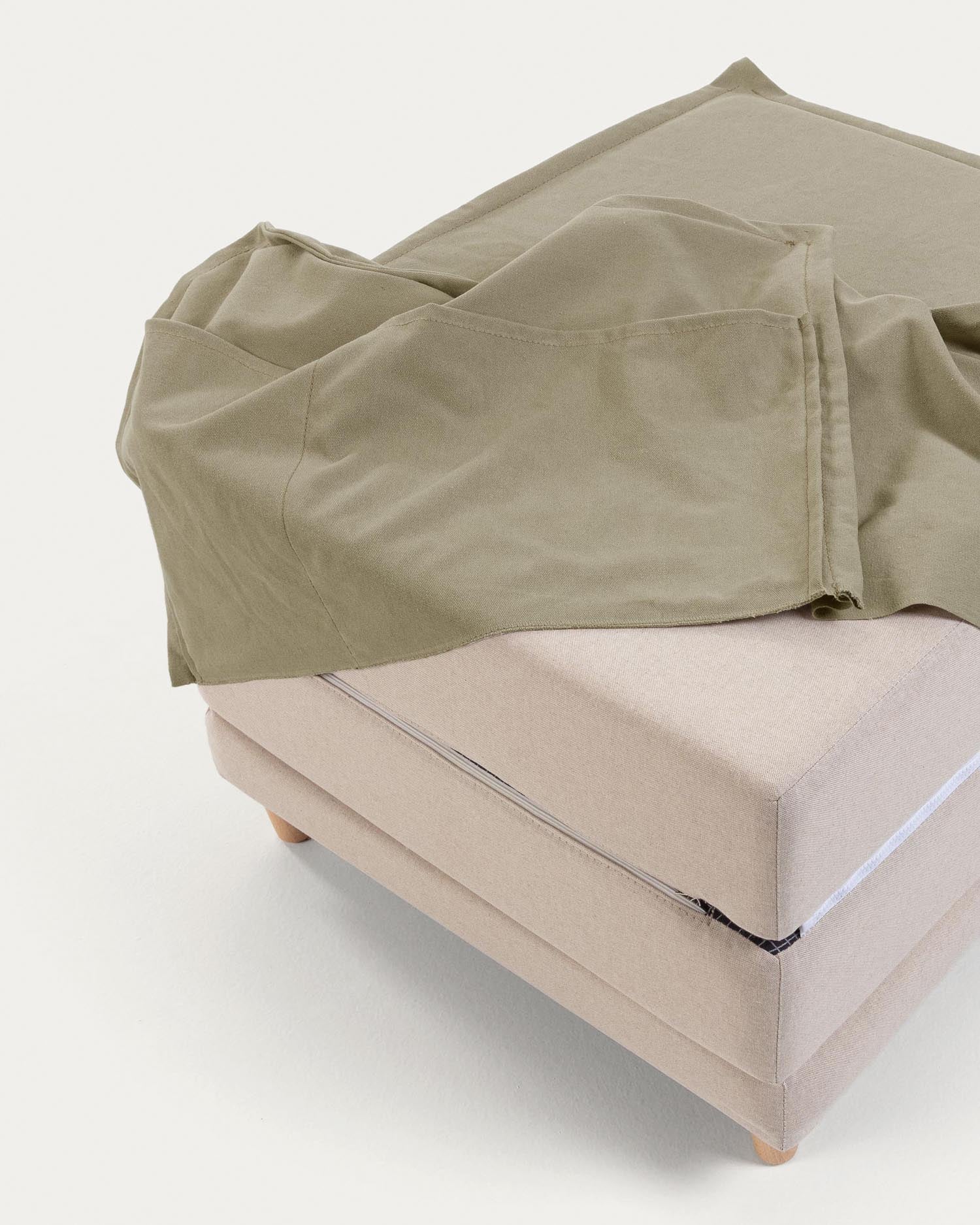 Der Lizzie Pouf von Kave Home in Beige ist ein elegantes, vielseitiges Möbelstück, ideal als Sitzgelegenheit oder Gästebett. Stil und Funktionalität vereint.