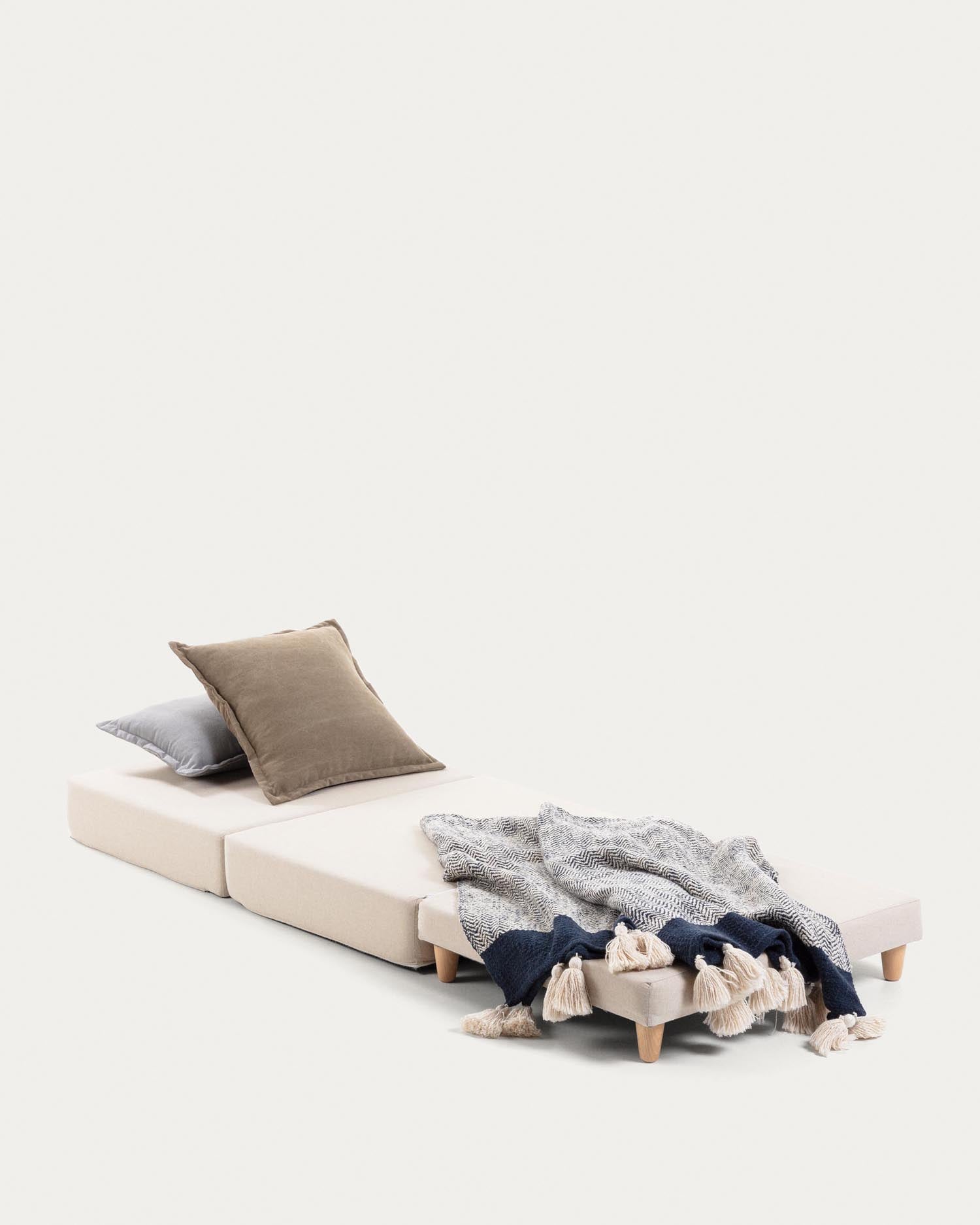 Der Lizzie Pouf von Kave Home ist ein elegantes, vielseitiges Möbelstück in Beige. Perfekt als Hocker oder Gästebett, bietet er Stil und Komfort.