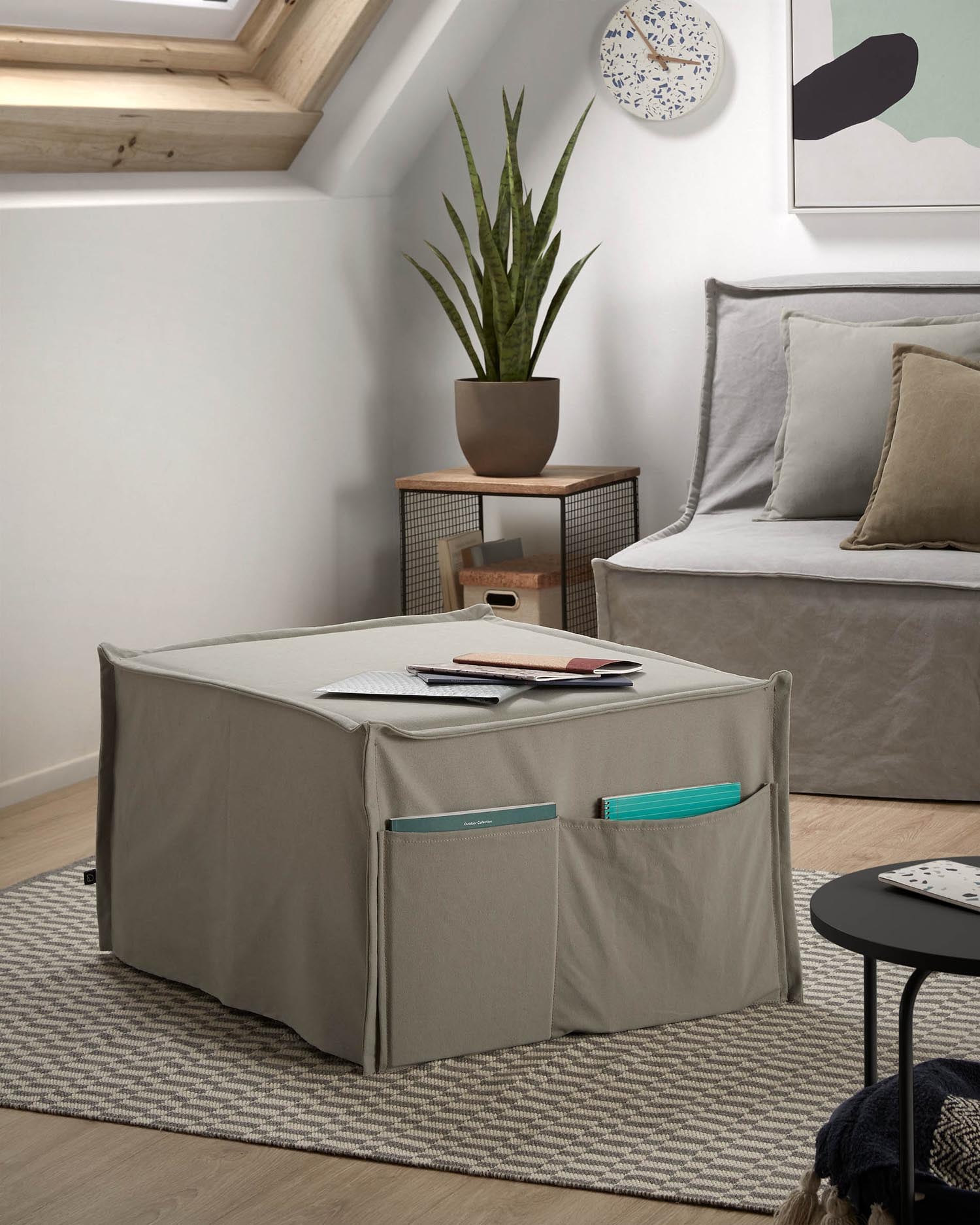 Der Lizzie Pouf von Kave Home vereint elegantes Design und Funktionalität. Ideal als Hocker oder Gästebett, bringt er Komfort in Ihr Zuhause.