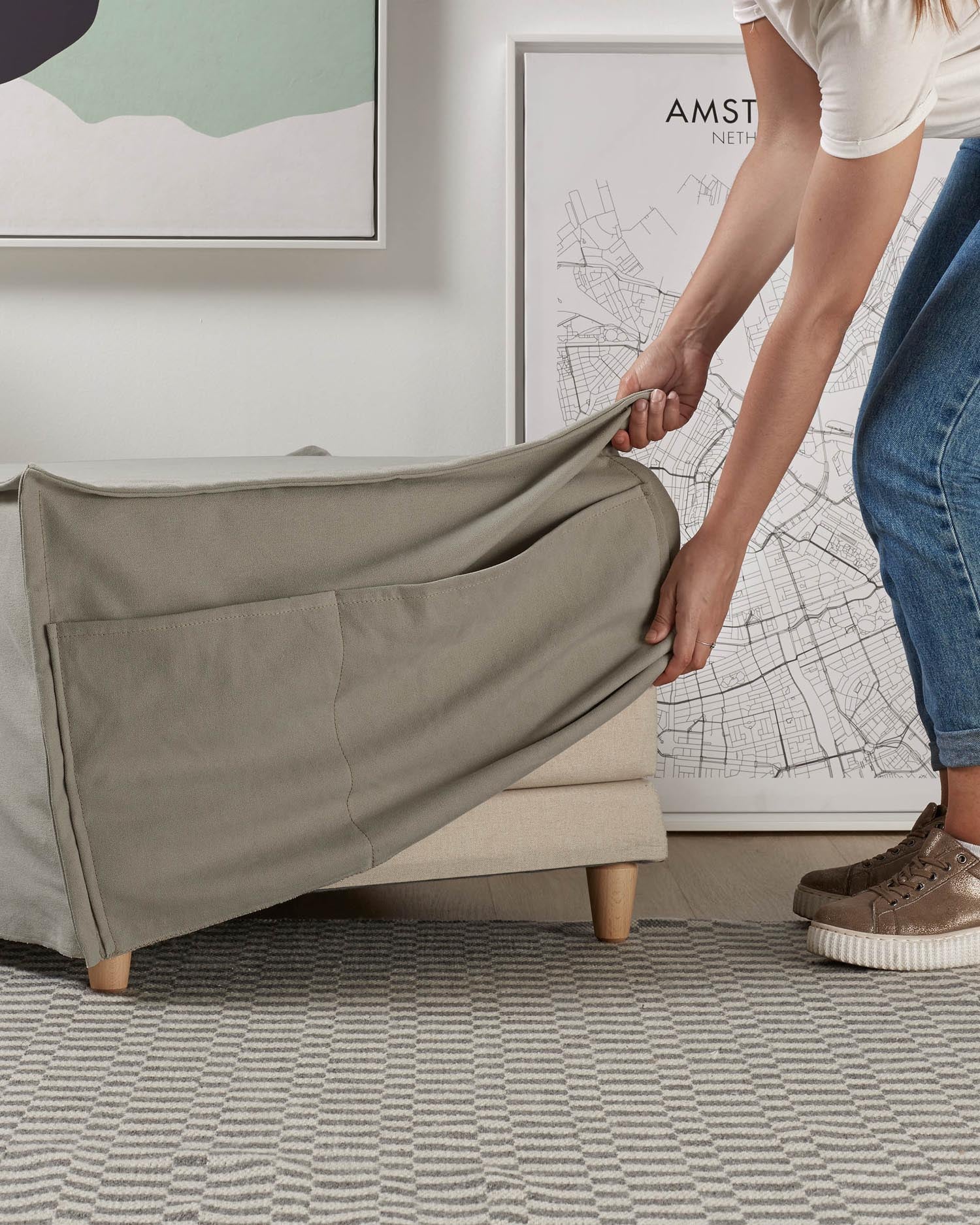 Der Lizzie Pouf von Kave Home ist ein stilvolles, multifunktionales Möbelstück. Ideal als Sitzgelegenheit oder Gästebett, vereint er Komfort und Eleganz.