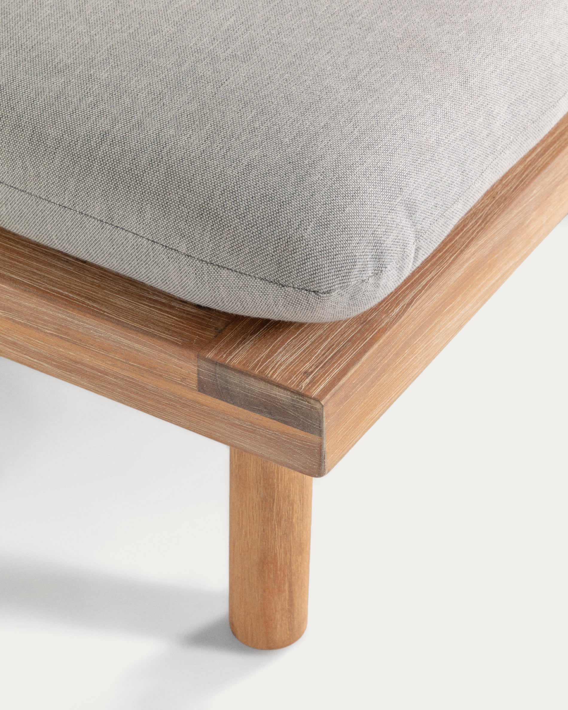 Das Viridis Set von Kave Home bietet 2 FSC-zertifizierte Sessel und einen Tisch, perfekt für umweltbewusste und elegante Außenbereiche.