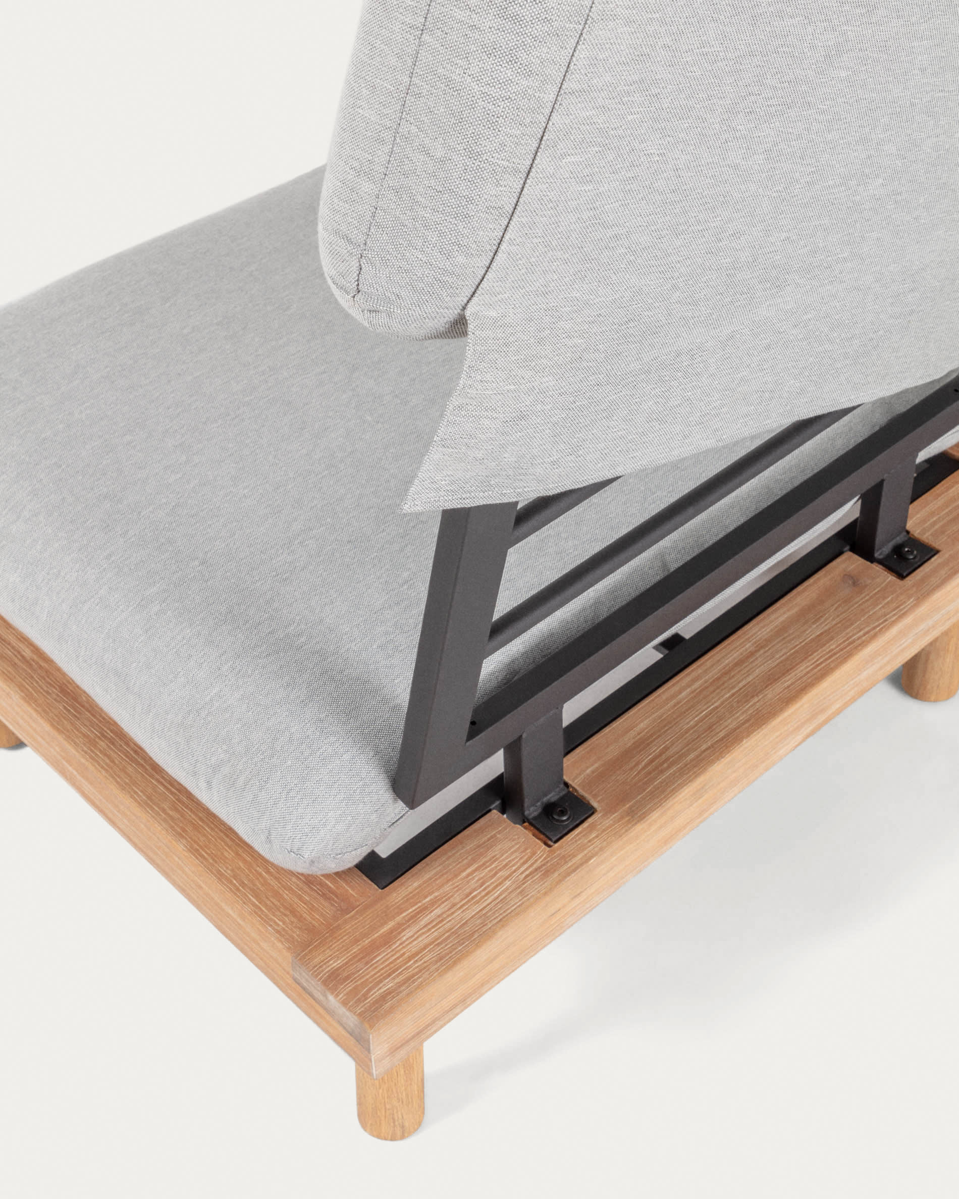 Das Viridis Set von Kave Home umfasst 2 FSC-zertifizierte Sessel und einen Tisch, ideal für stilvolle und nachhaltige Außenbereiche.