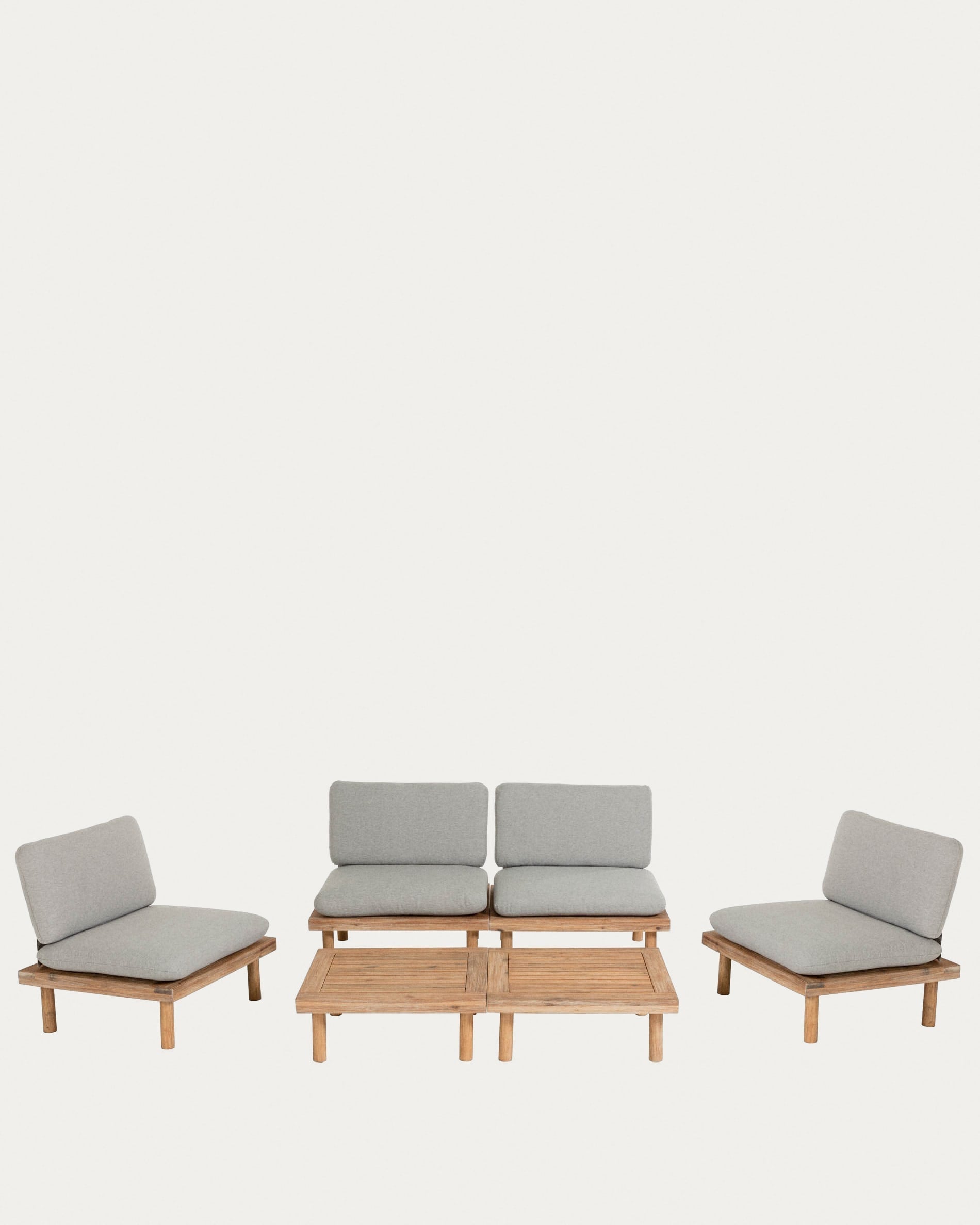 Das Viridis Outdoor Set von Kave Home bietet 4 Sessel und 2 Tische aus FSC-zertifiziertem Holz, ideal für stilvolle Außenbereiche.