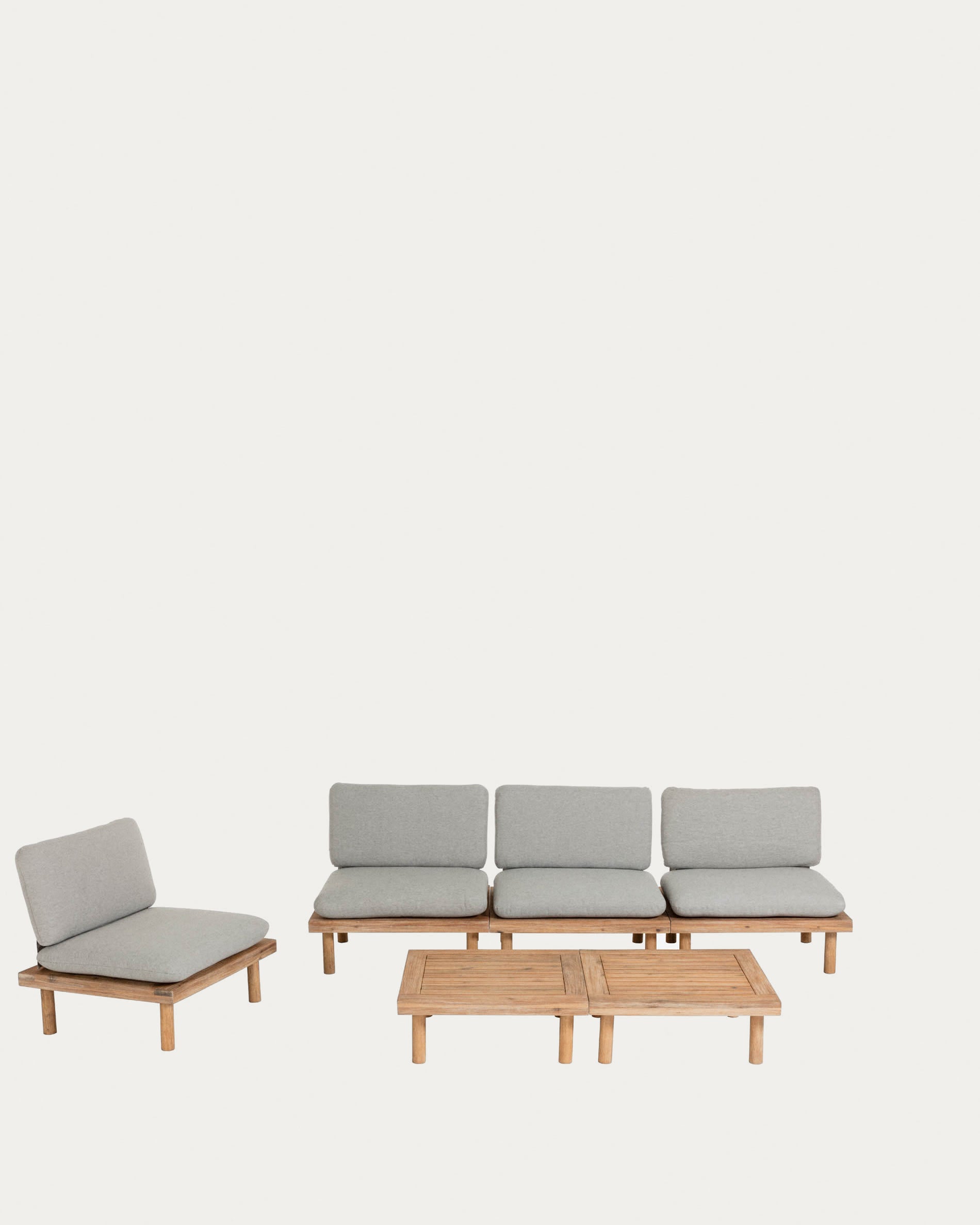 Das Viridis Outdoor Set von Kave Home bietet 4 Sessel und 2 Tische aus FSC-zertifiziertem Holz, ideal für stilvolle Außenbereiche.